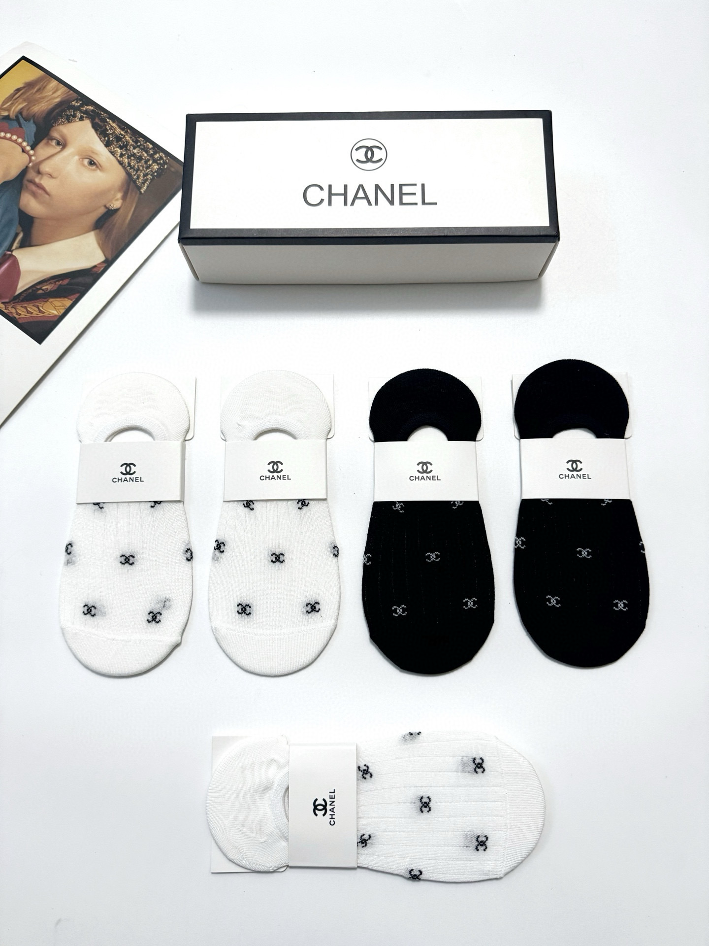  配包装
🌟【一盒5双】
 🌟Chanel 香奈儿 经典字母logo 纯棉船袜   ，ins超火爆空调袜