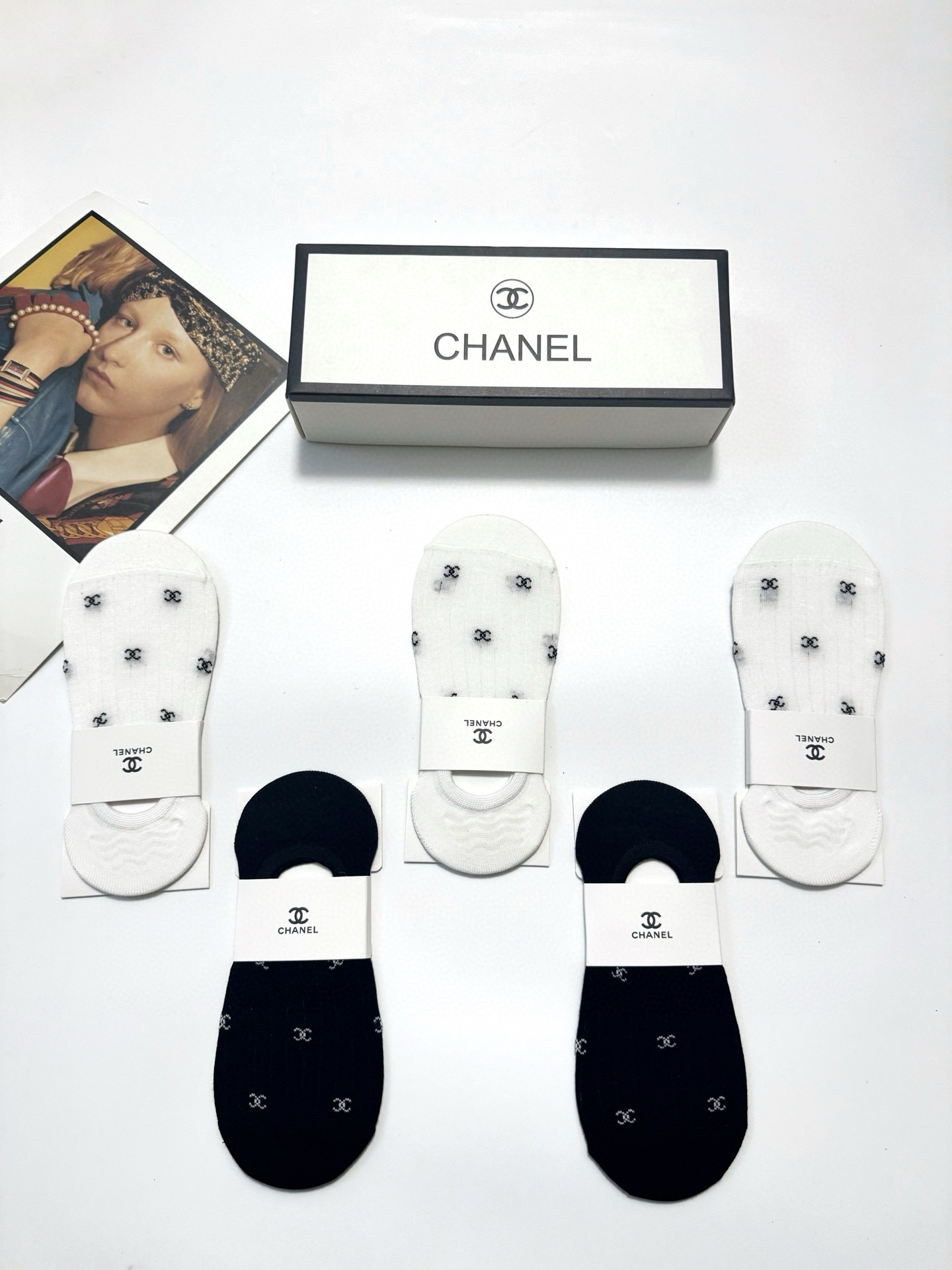  配包装
🌟【一盒5双】
 🌟Chanel 香奈儿 经典字母logo 纯棉船袜   ，ins超火爆空调袜