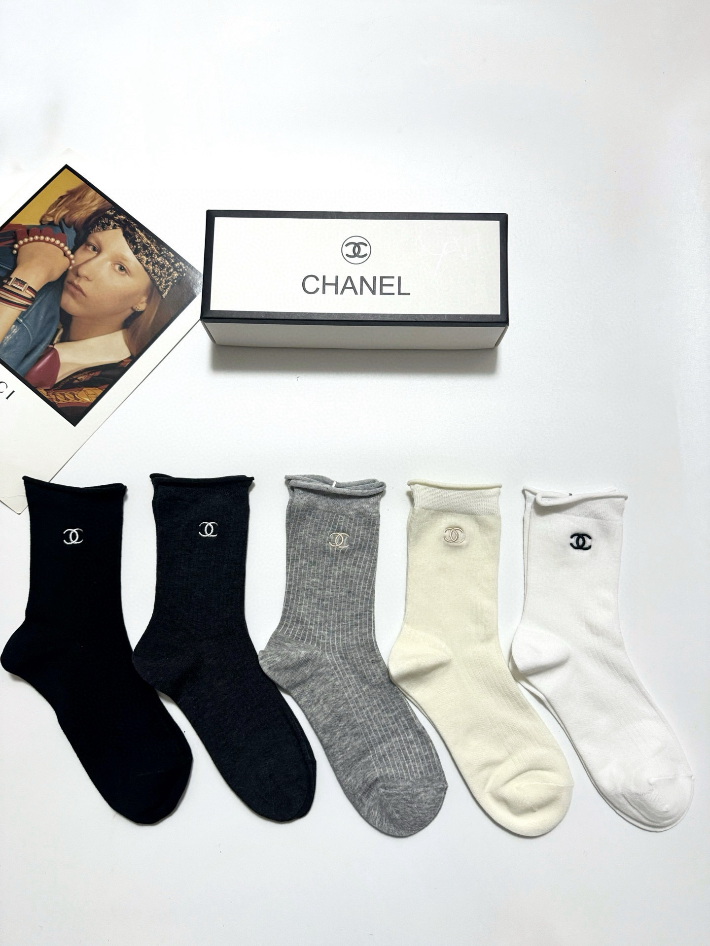  配包装
🌟【一盒5 双】
 🌟Chanel 香奈儿 经典字母logo 双C刺绣中筒袜   ，ins超火