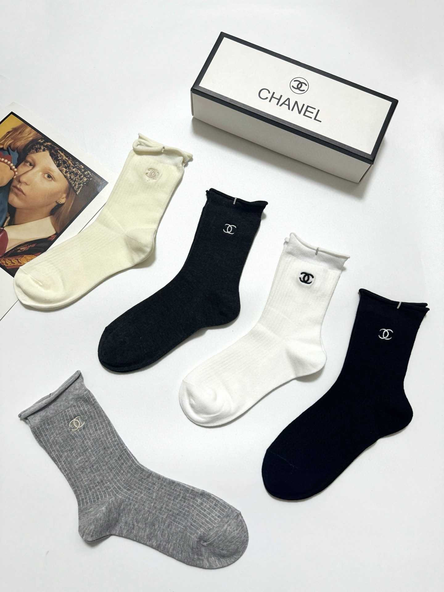  配包装
🌟【一盒5 双】
 🌟Chanel 香奈儿 经典字母logo 双C刺绣中筒袜   ，ins超火