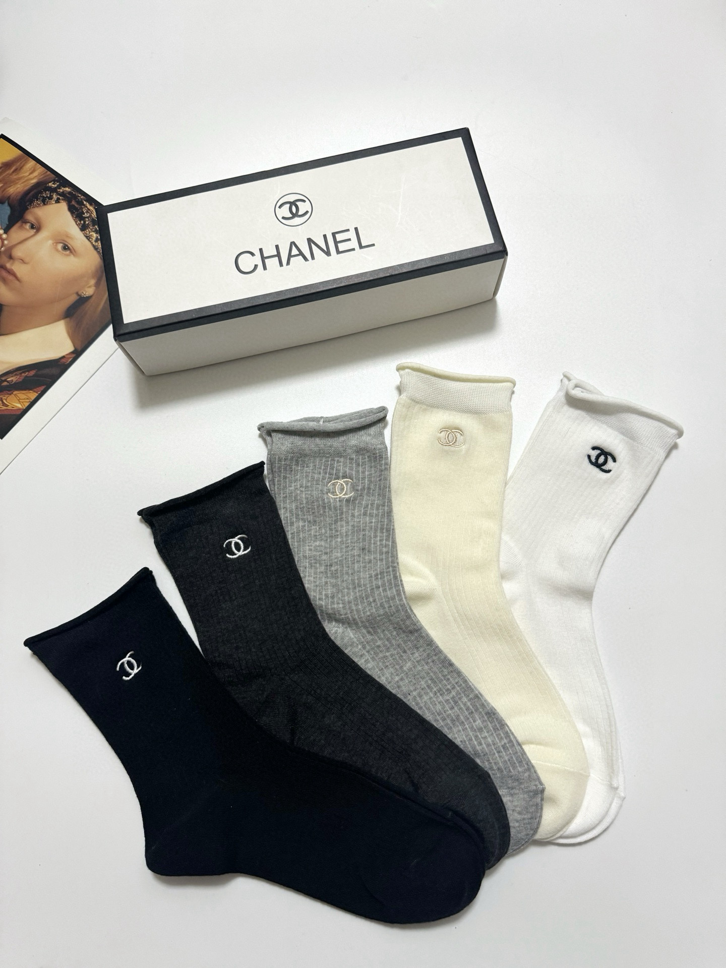 配包装
🌟【一盒5 双】
 🌟Chanel 香奈儿 经典字母logo 双C刺绣中筒袜   ，ins超火