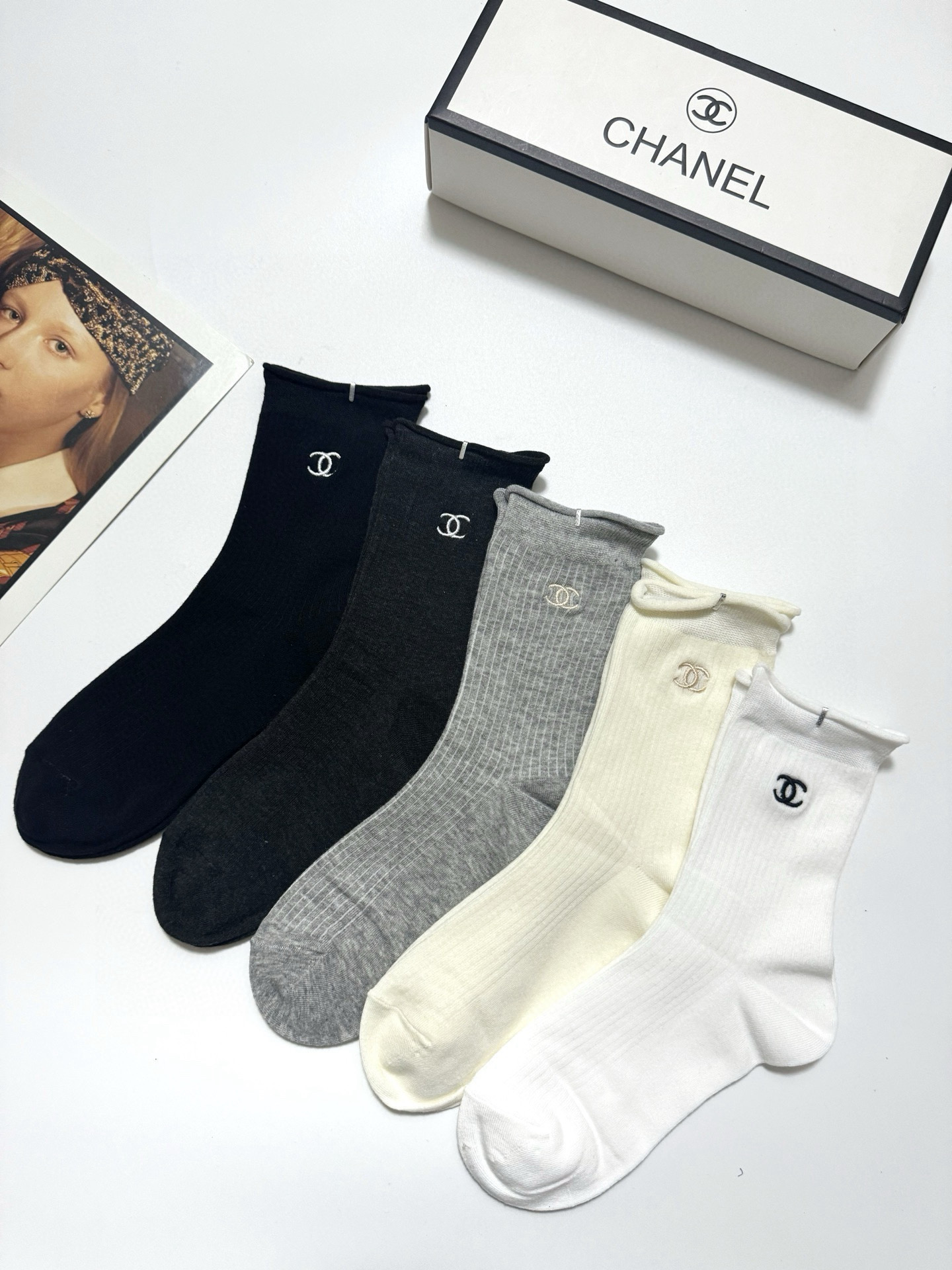  配包装
🌟【一盒5 双】
 🌟Chanel 香奈儿 经典字母logo 双C刺绣中筒袜   ，ins超火