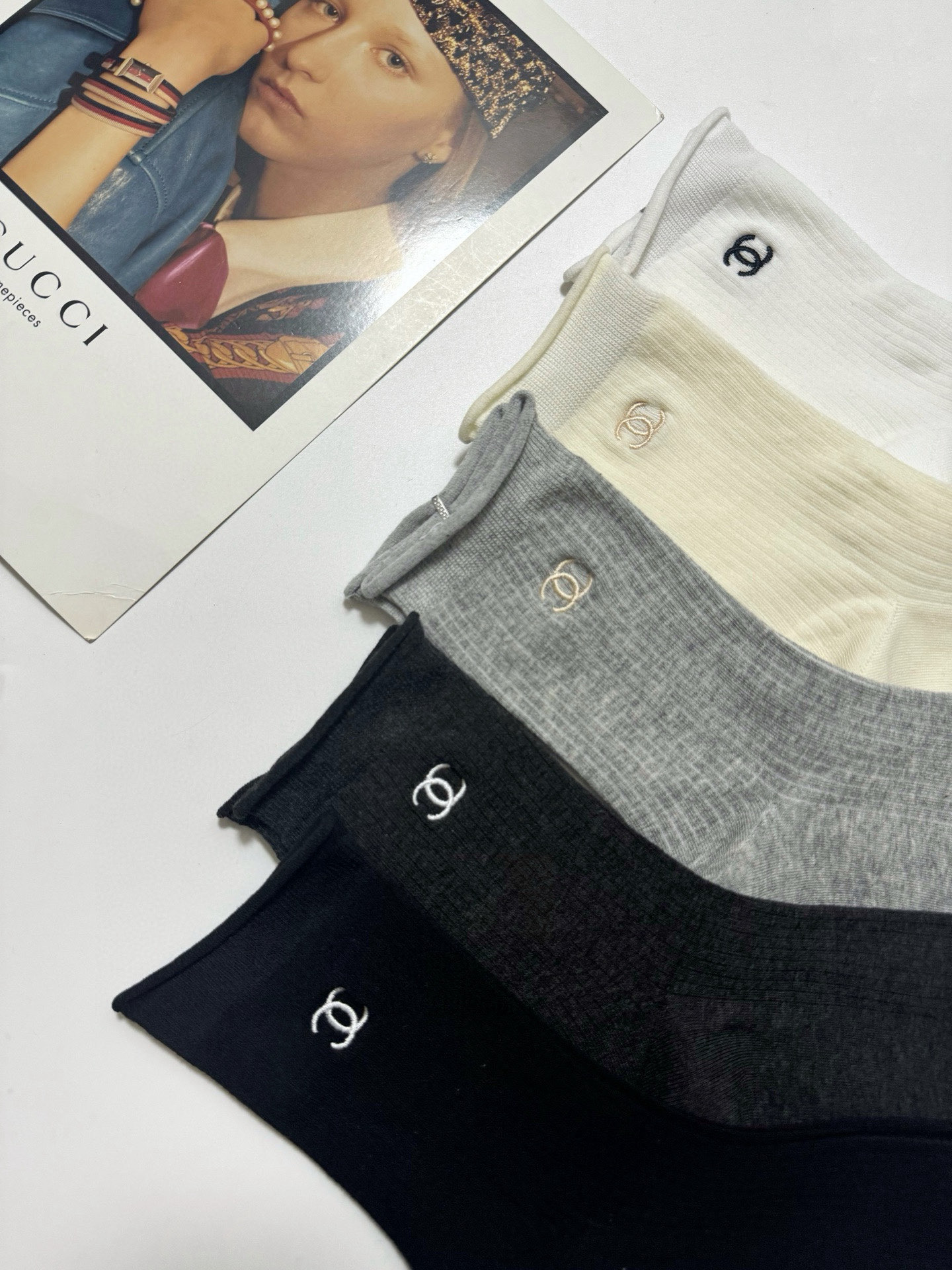  配包装
🌟【一盒5 双】
 🌟Chanel 香奈儿 经典字母logo 双C刺绣中筒袜   ，ins超火