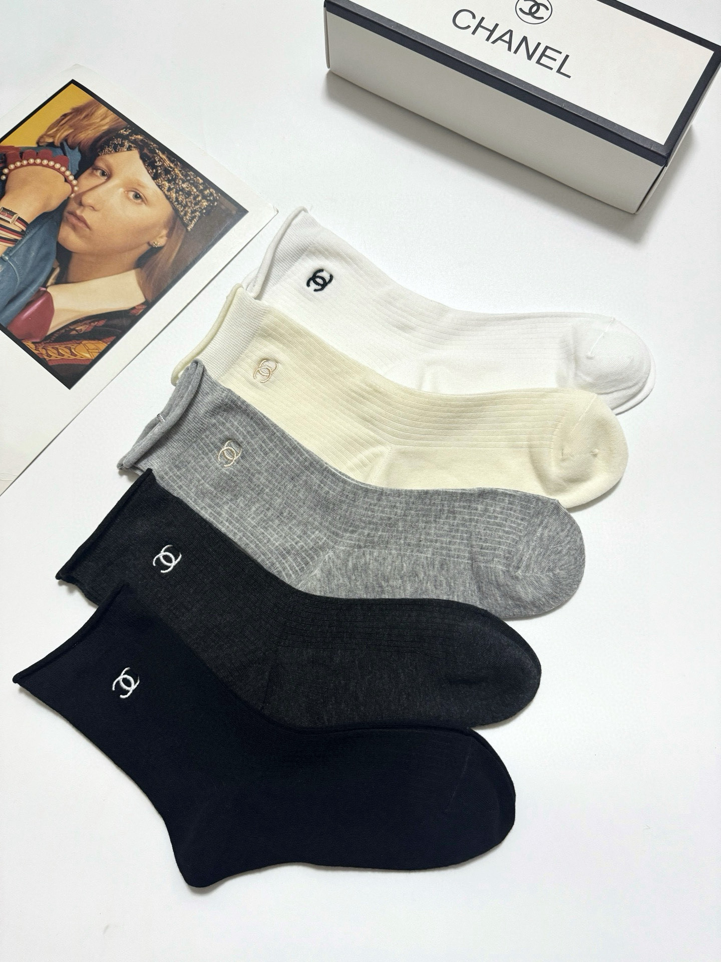  配包装
🌟【一盒5 双】
 🌟Chanel 香奈儿 经典字母logo 双C刺绣中筒袜   ，ins超火