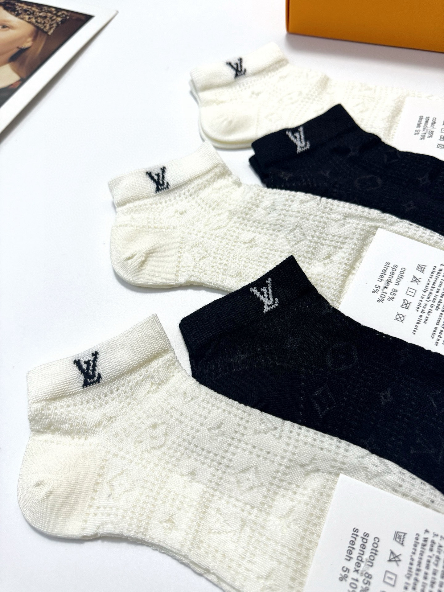  配包装
🌟【一盒5双】
 🌟LV 路易威登 经典字母logo 纯棉船袜   ，ins超火爆空调短袜，纯