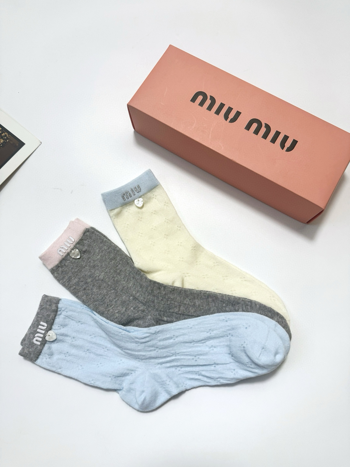  配包装
🌟【一盒3双】
 🌟缪缪 miumiu 经典字母logo 纯棉中筒袜   ，ins超火爆薄款空