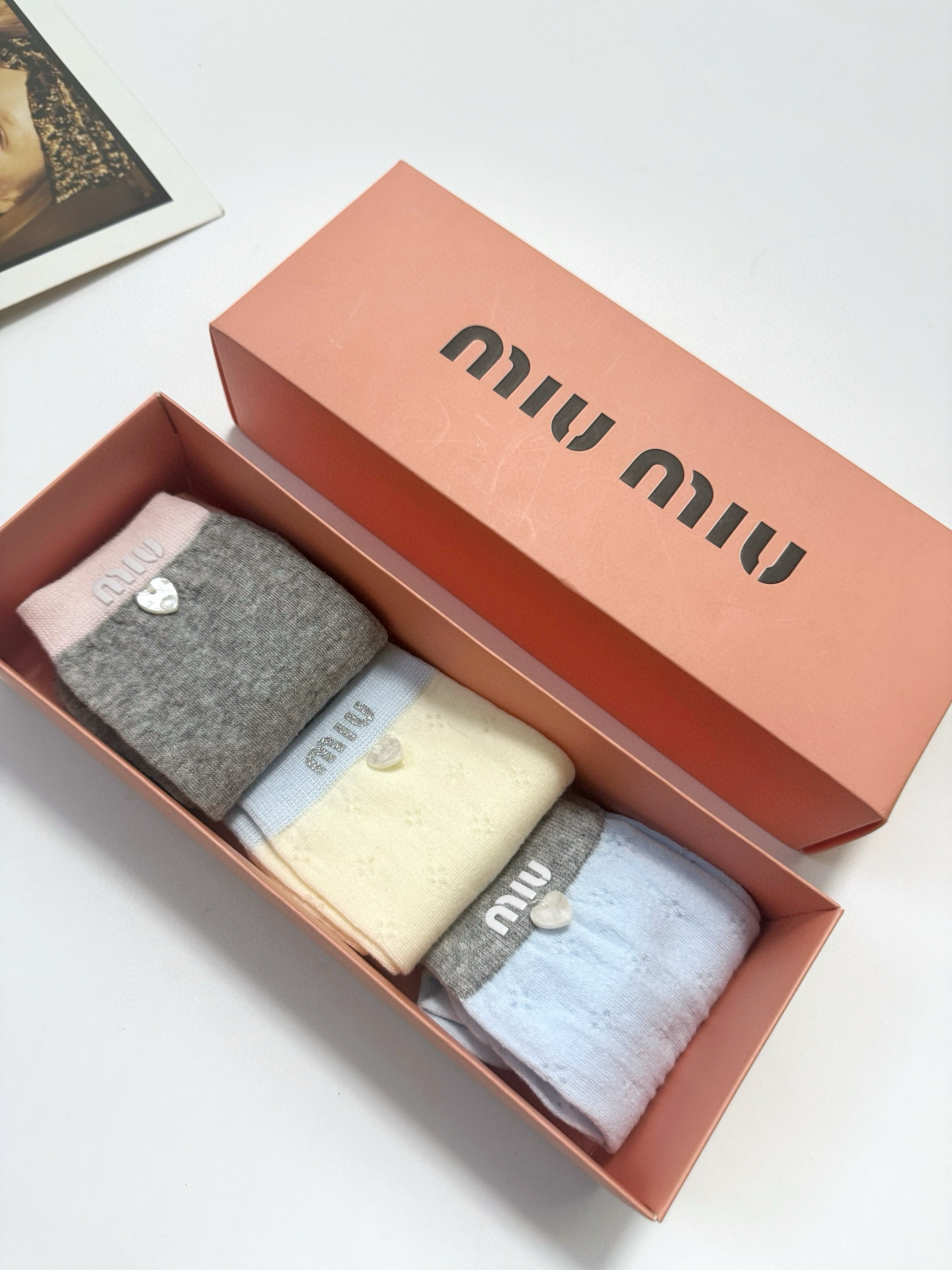  配包装
🌟【一盒3双】
 🌟缪缪 miumiu 经典字母logo 纯棉中筒袜   ，ins超火爆薄款空