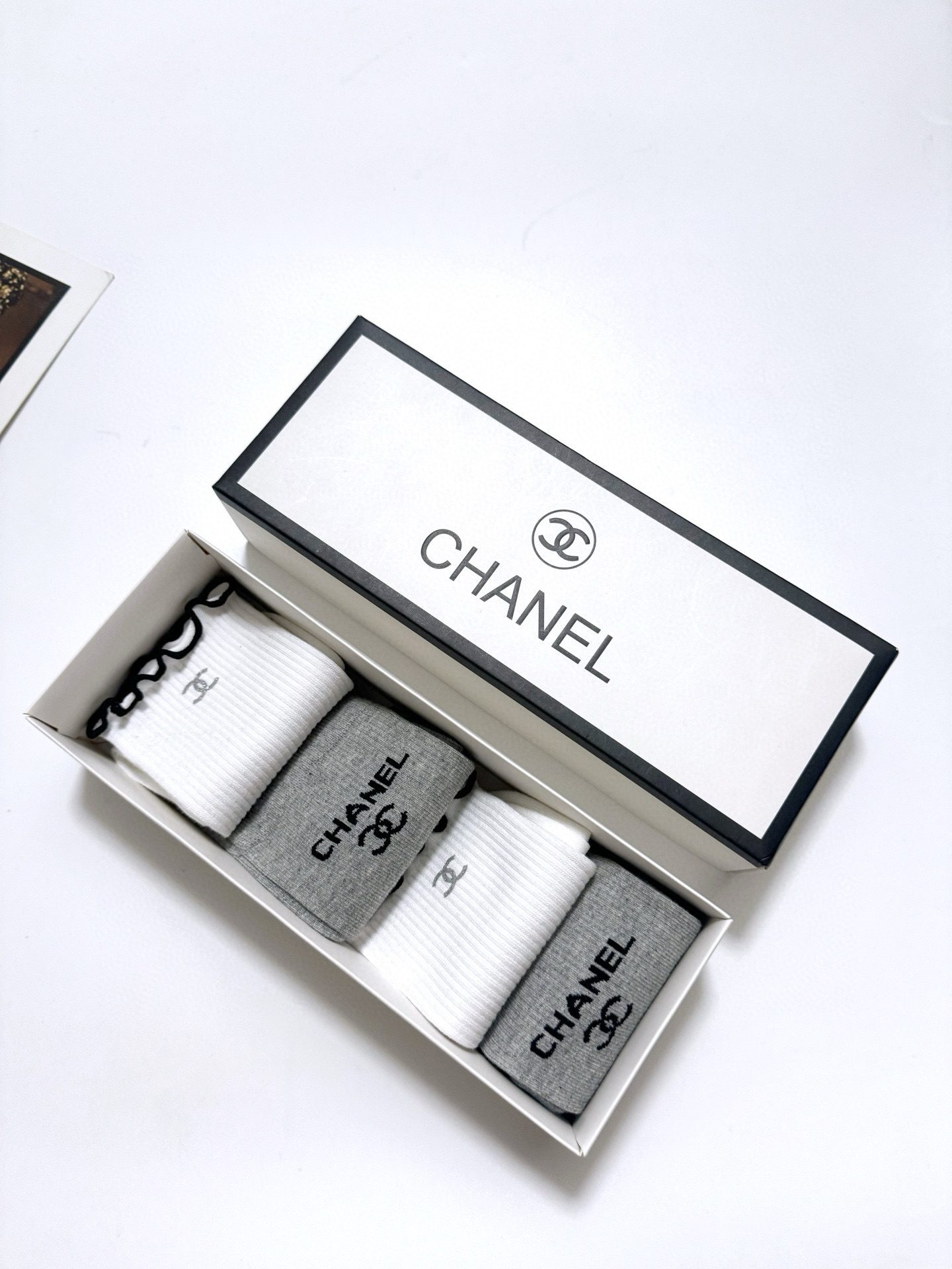  配包装
🌟【一盒4 双】
 🌟 Chanel 香奈儿 经典字母logo 纯棉中筒袜   ，ins超火爆