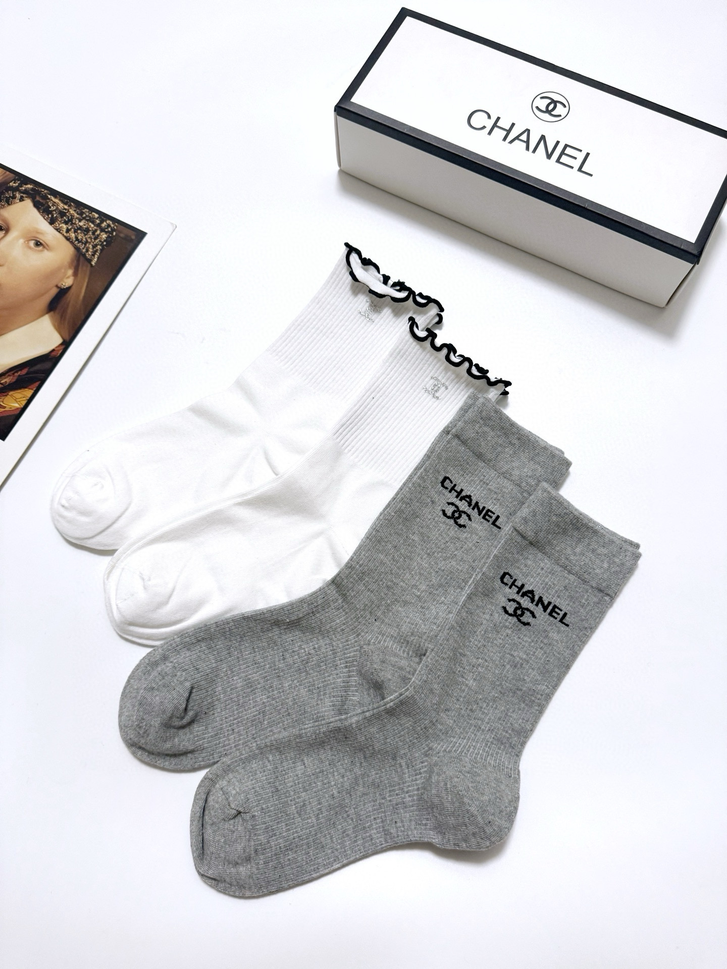 配包装
🌟【一盒4 双】
 🌟 Chanel 香奈儿 经典字母logo 纯棉中筒袜   ，ins超火爆
