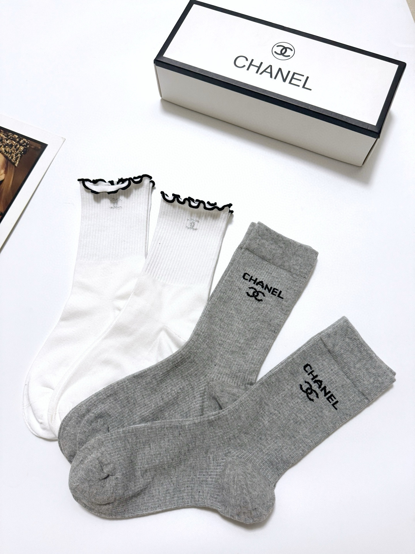  配包装
🌟【一盒4 双】
 🌟 Chanel 香奈儿 经典字母logo 纯棉中筒袜   ，ins超火爆