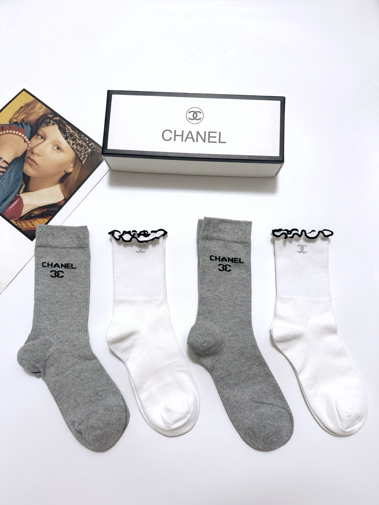  配包装
🌟【一盒4 双】
 🌟 Chanel 香奈儿 经典字母logo 纯棉中筒袜   ，ins超火爆