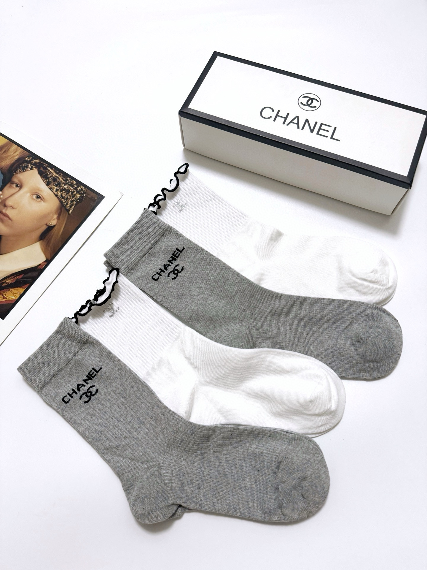  配包装
🌟【一盒4 双】
 🌟 Chanel 香奈儿 经典字母logo 纯棉中筒袜   ，ins超火爆