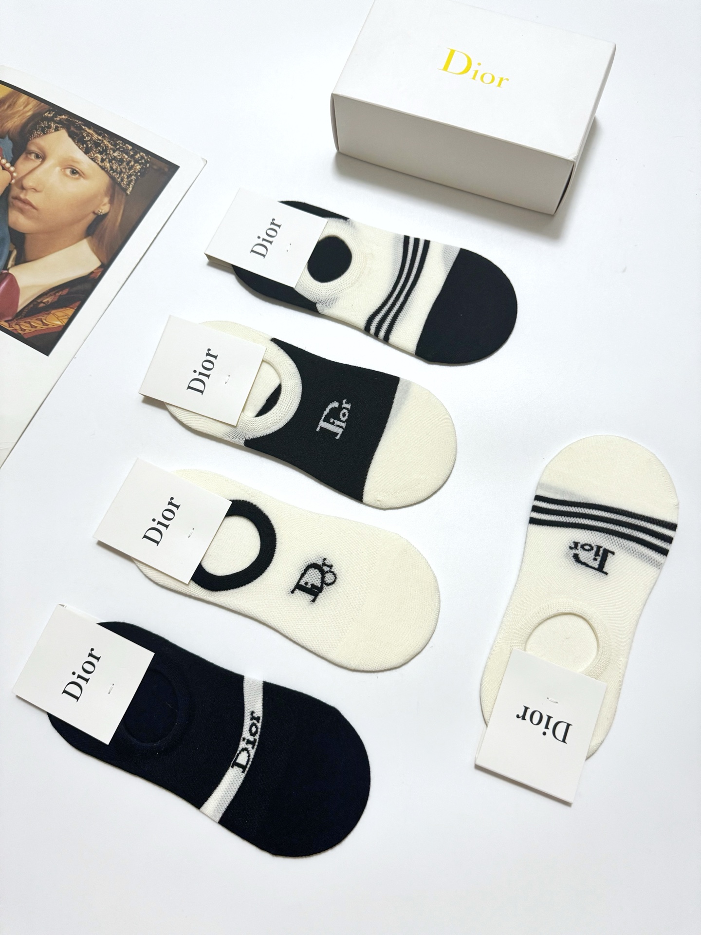  配包装
🌟【一盒5双】
 🌟Dior 迪奥 经典字母logo 纯棉船袜   ，ins超火爆空调袜，纯棉