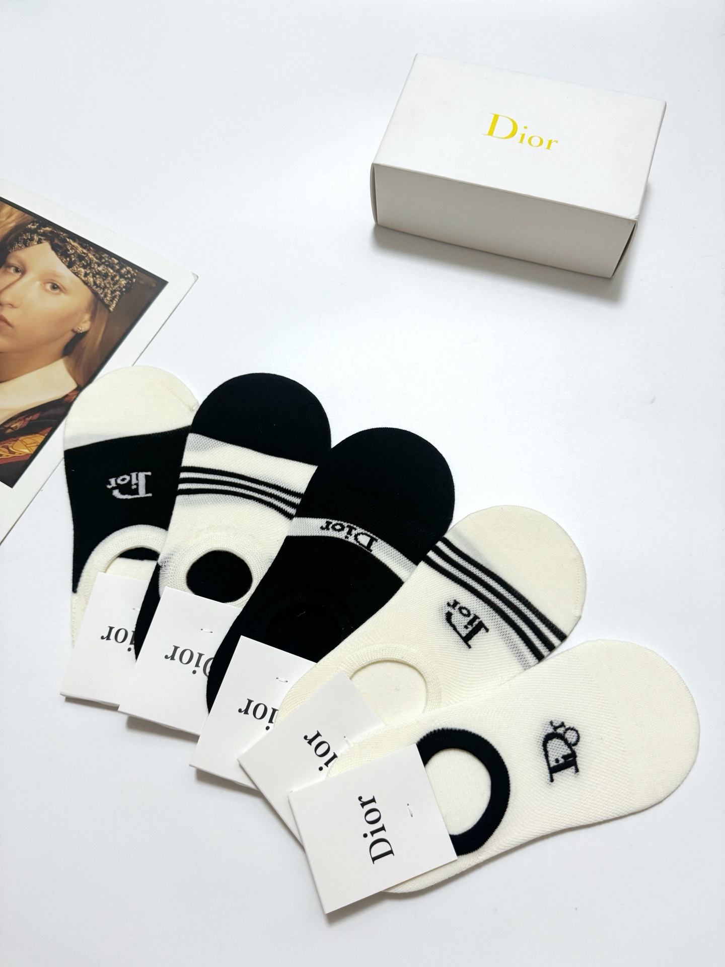  配包装
🌟【一盒5双】
 🌟Dior 迪奥 经典字母logo 纯棉船袜   ，ins超火爆空调袜，纯棉
