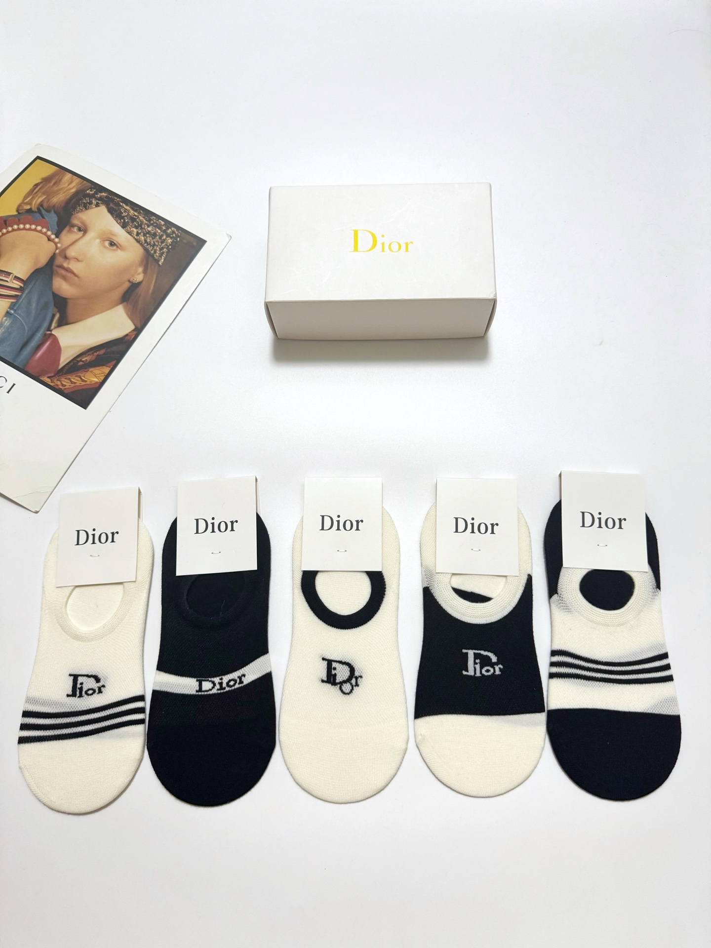  配包装
🌟【一盒5双】
 🌟Dior 迪奥 经典字母logo 纯棉船袜   ，ins超火爆空调袜，纯棉