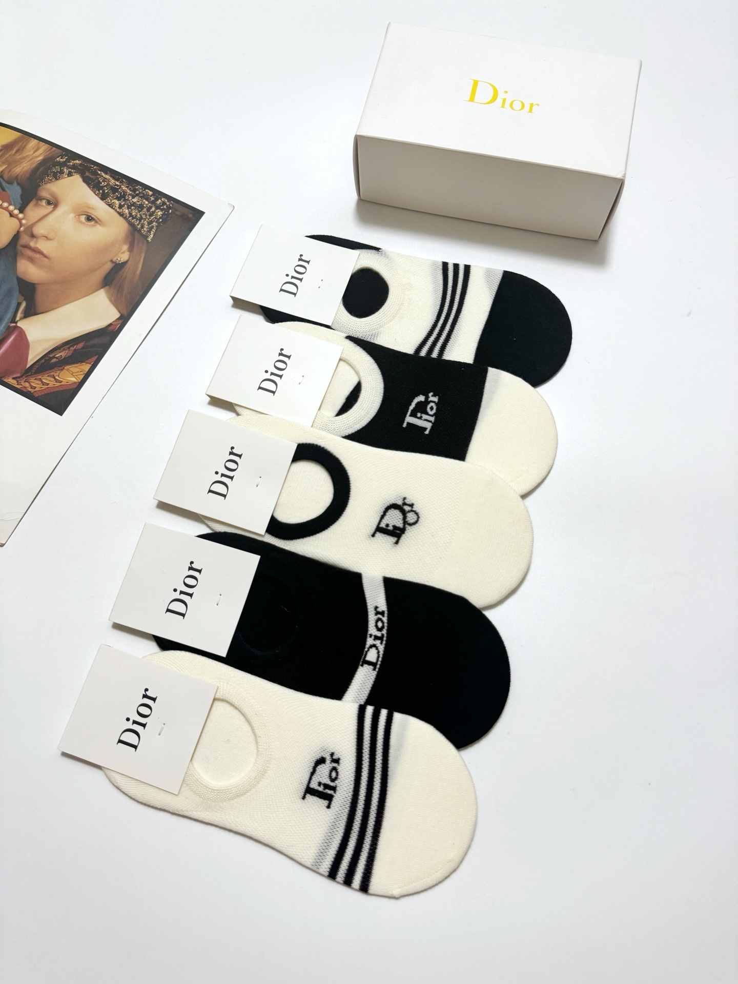  配包装
🌟【一盒5双】
 🌟Dior 迪奥 经典字母logo 纯棉船袜   ，ins超火爆空调袜，纯棉