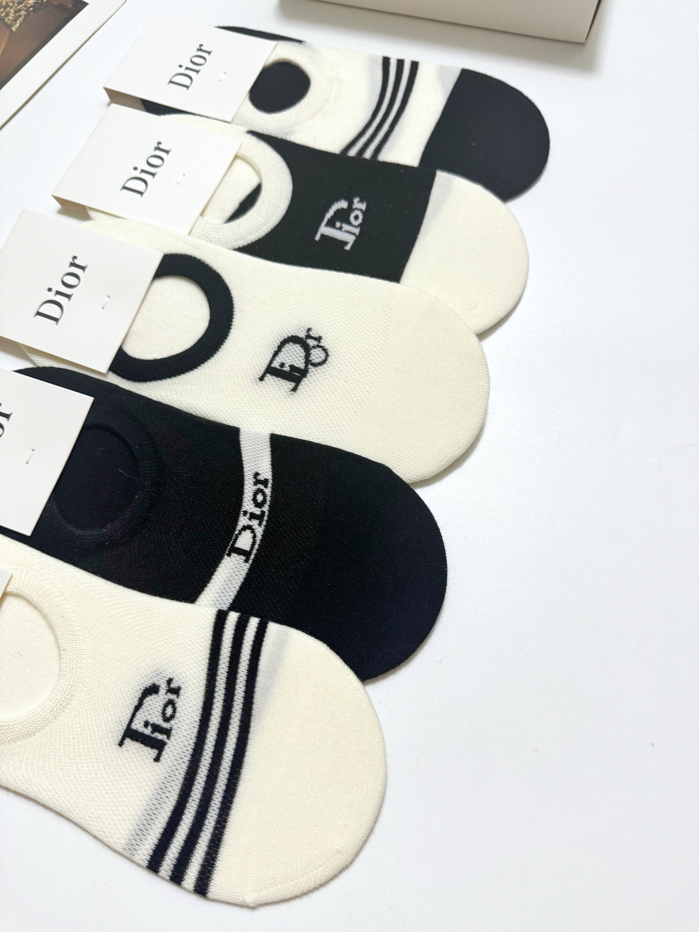  配包装
🌟【一盒5双】
 🌟Dior 迪奥 经典字母logo 纯棉船袜   ，ins超火爆空调袜，纯棉