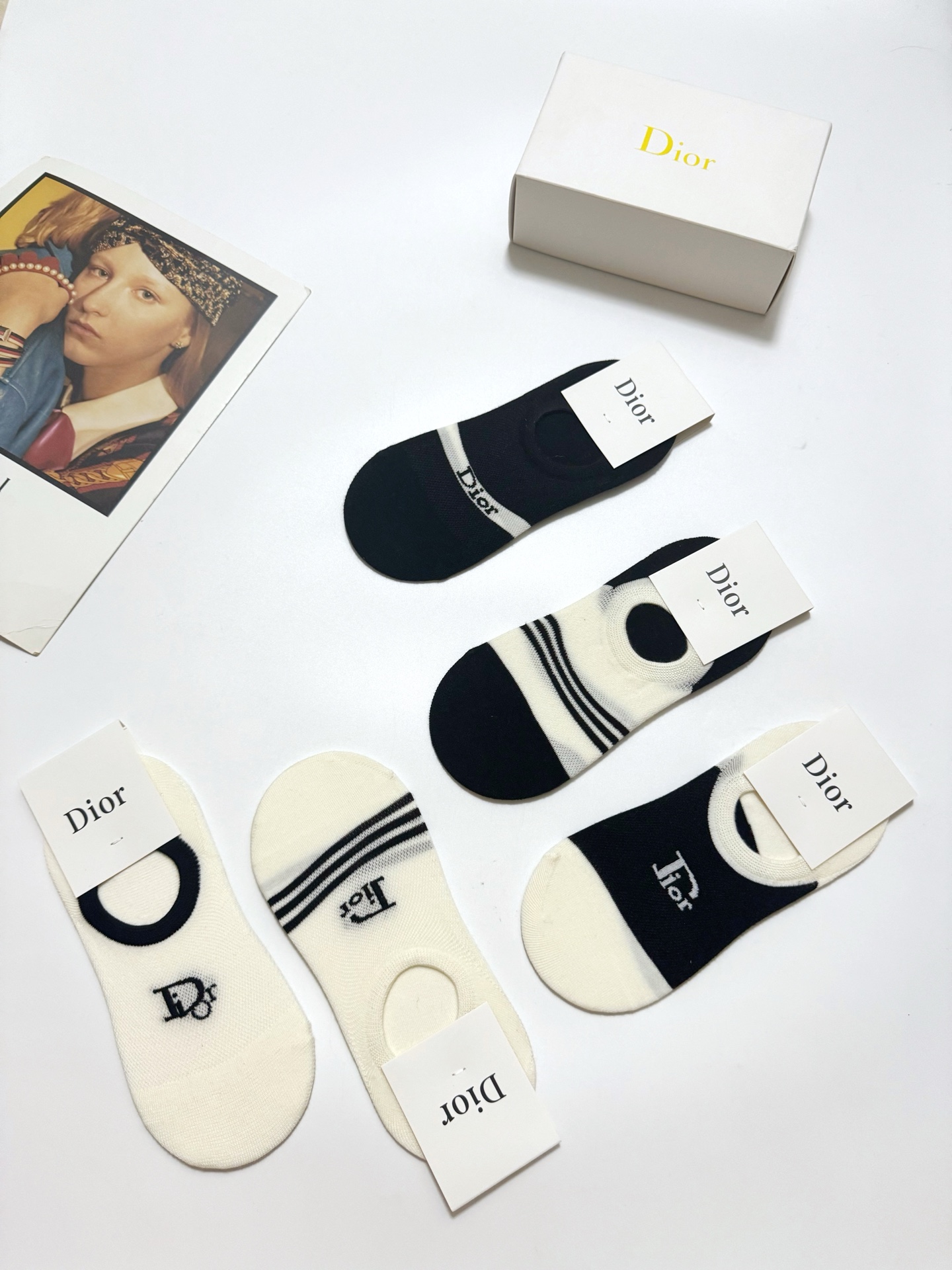  配包装
🌟【一盒5双】
 🌟Dior 迪奥 经典字母logo 纯棉船袜   ，ins超火爆空调袜，纯棉