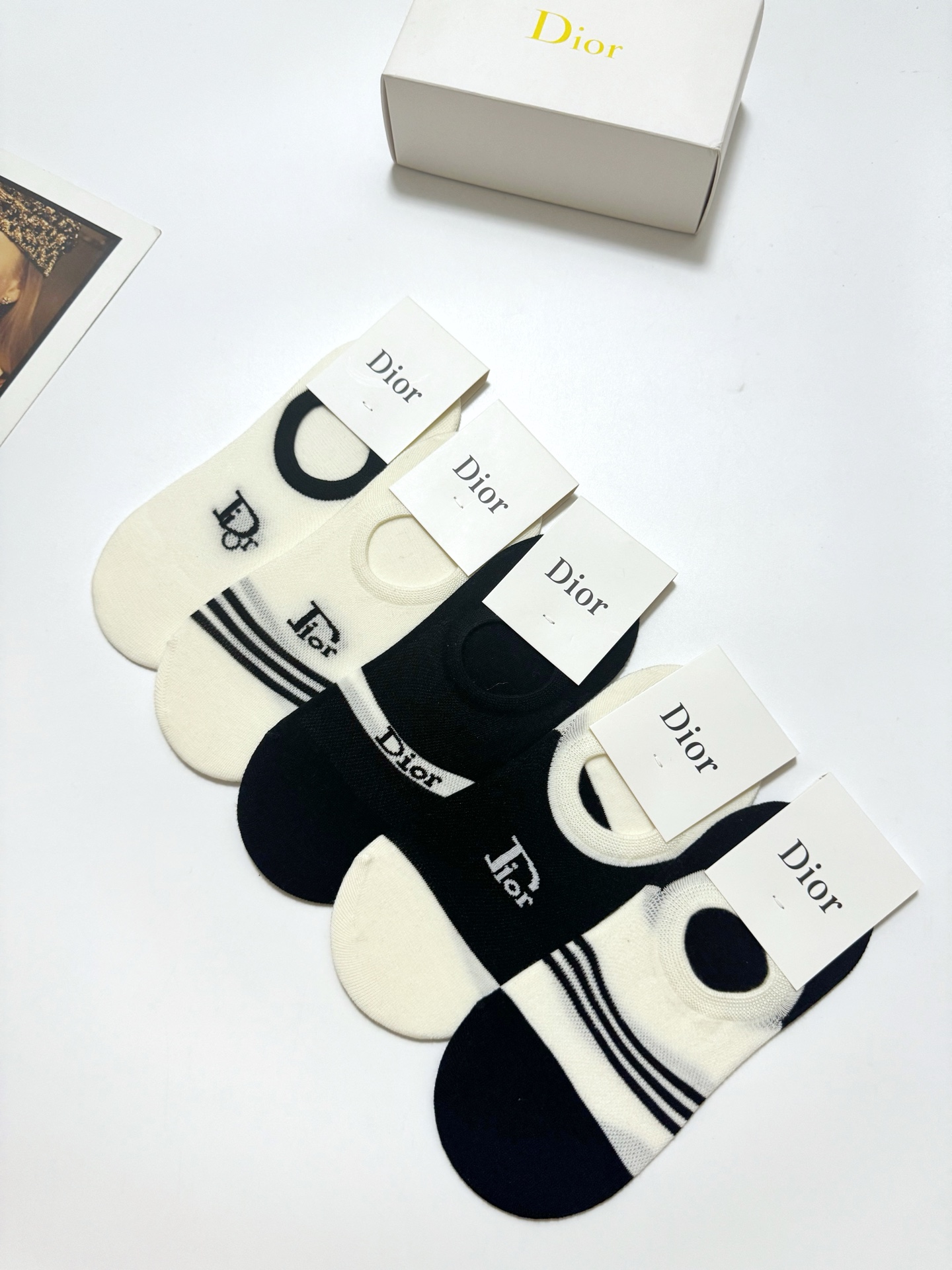  配包装
🌟【一盒5双】
 🌟Dior 迪奥 经典字母logo 纯棉船袜   ，ins超火爆空调袜，纯棉