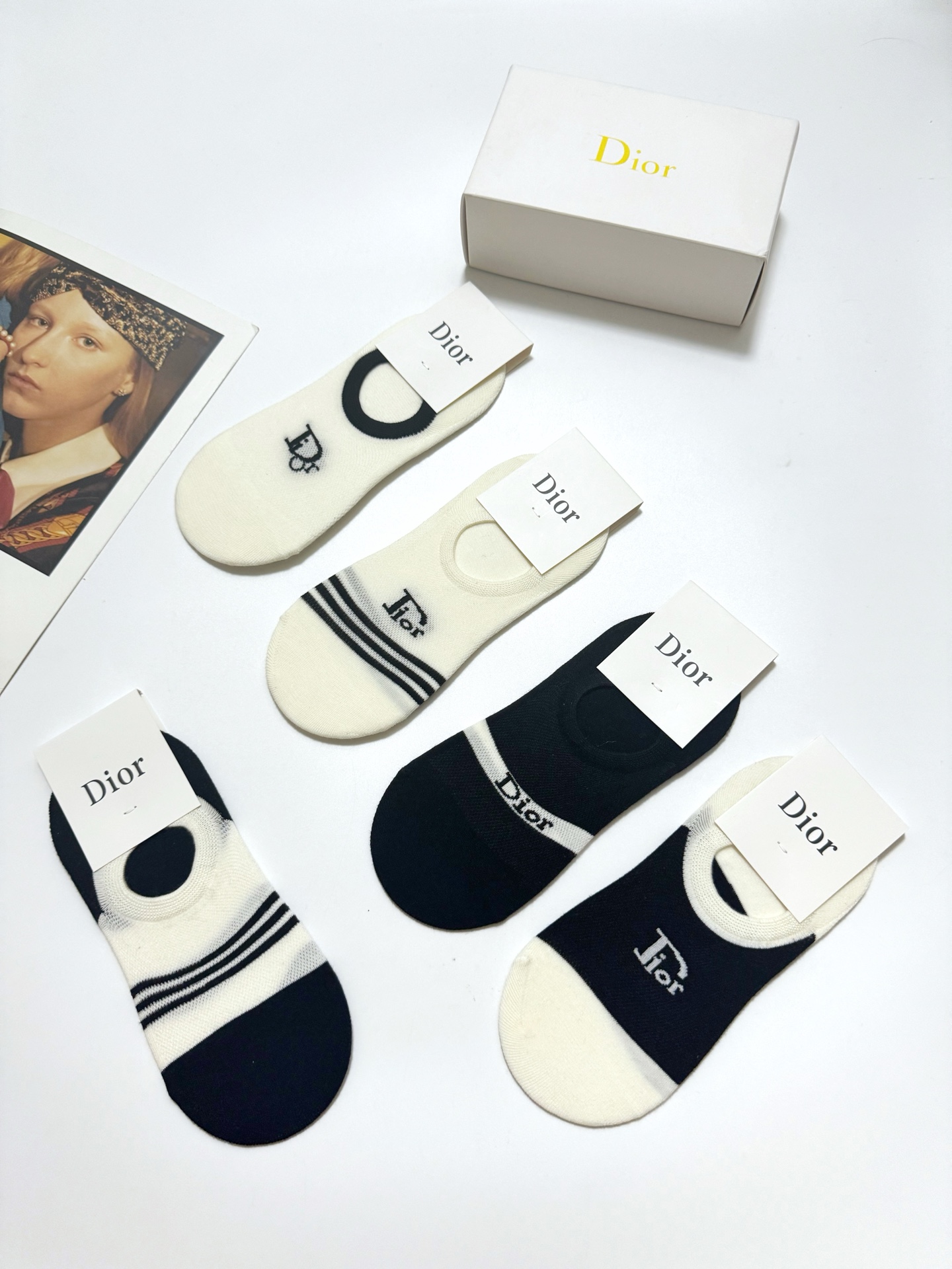  配包装
🌟【一盒5双】
 🌟Dior 迪奥 经典字母logo 纯棉船袜   ，ins超火爆空调袜，纯棉