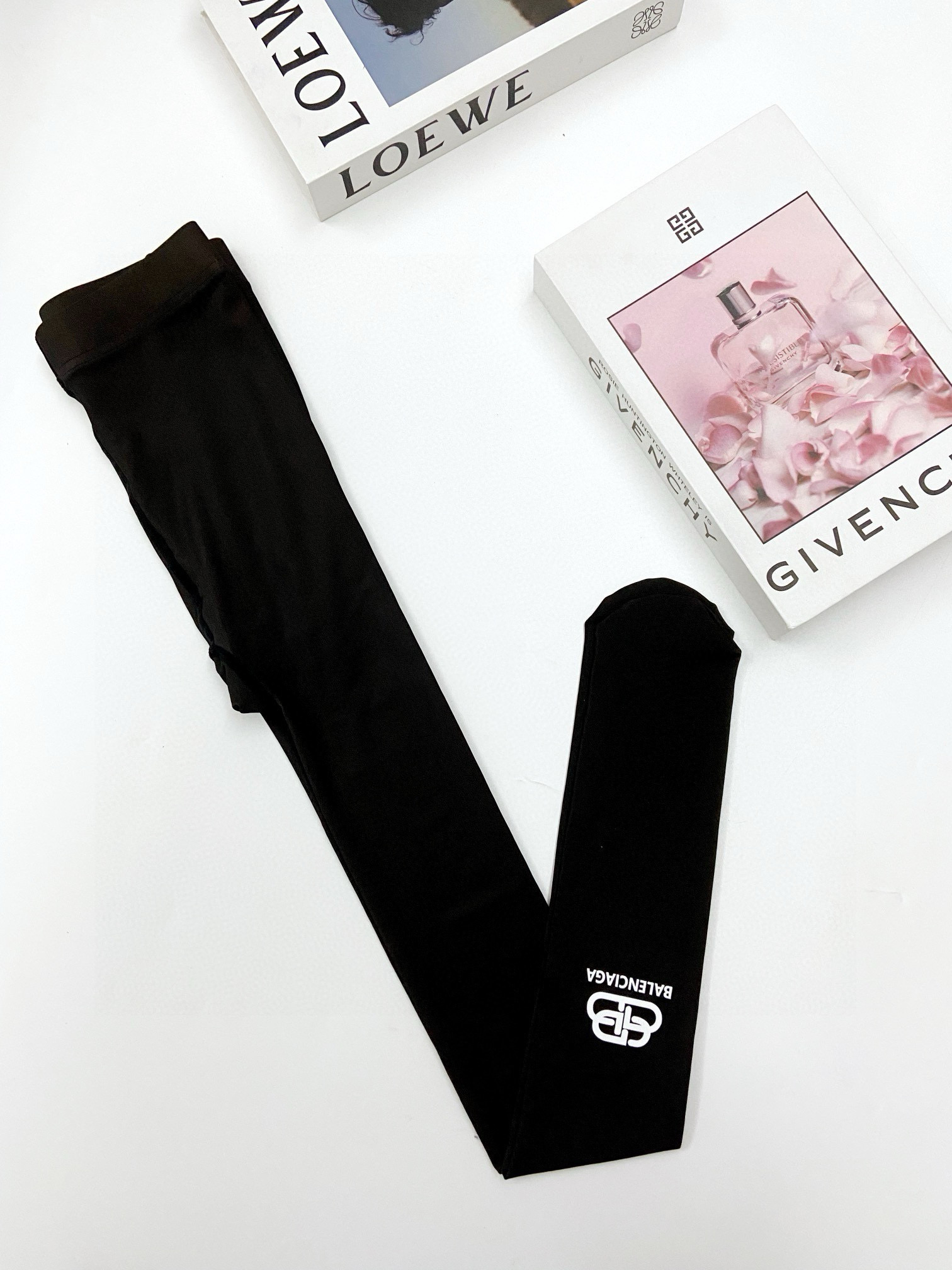 【加厚款】
 配包装
🌟【一盒一双】
🌟Balenciaga 巴黎世家 ins爆款，秋冬加厚加绒丝袜 ，