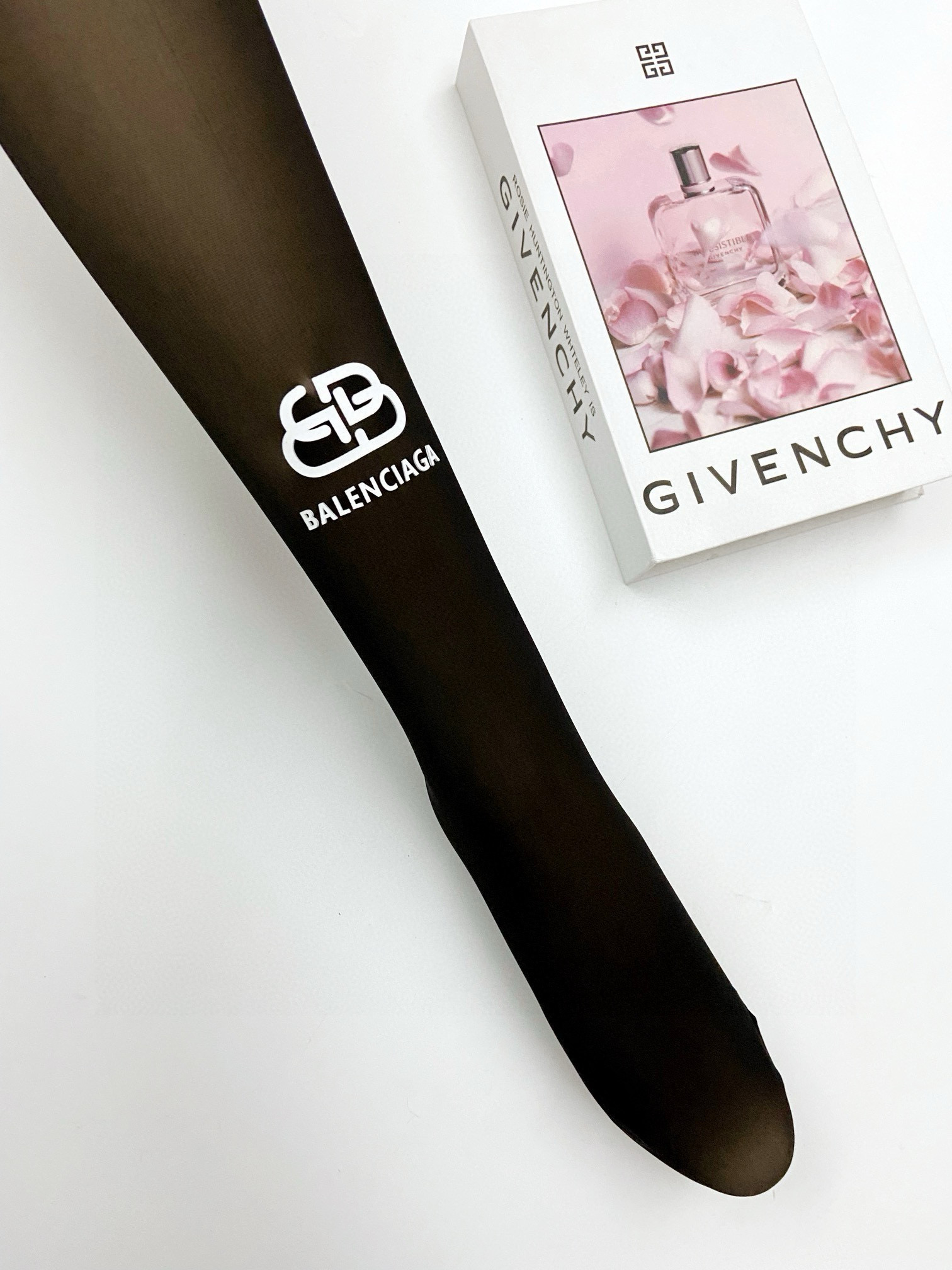 【加厚款】
 配包装
🌟【一盒一双】
🌟Balenciaga 巴黎世家 ins爆款，秋冬加厚加绒丝袜 ，
