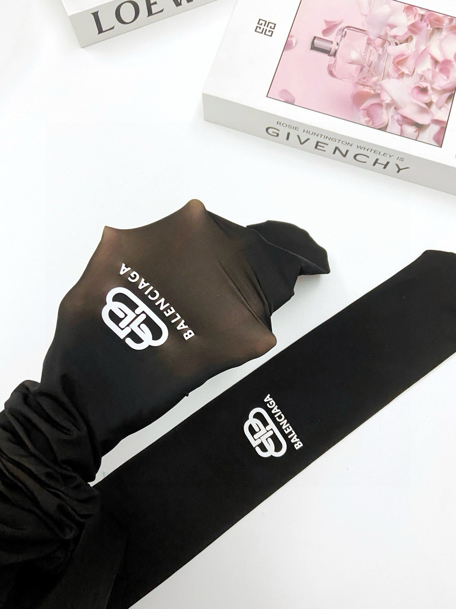 【加厚款】
 配包装
🌟【一盒一双】
🌟Balenciaga 巴黎世家 ins爆款，秋冬加厚加绒丝袜 ，