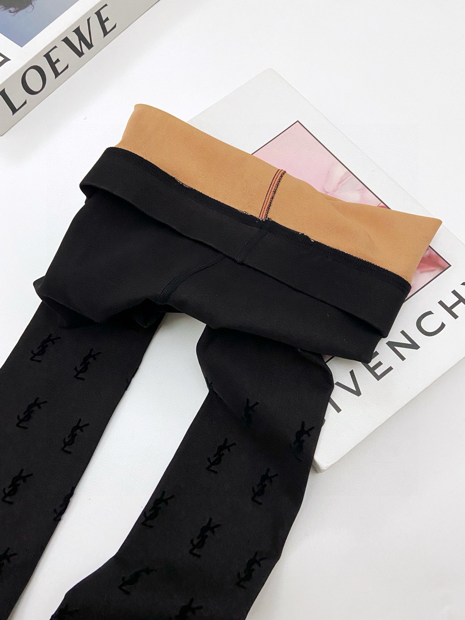 【加厚款】
 配包装
🌟【一盒一双】
🌟YSL 圣罗兰 ins爆款，秋冬加厚加绒丝袜 ，水光黑丝透肤打底