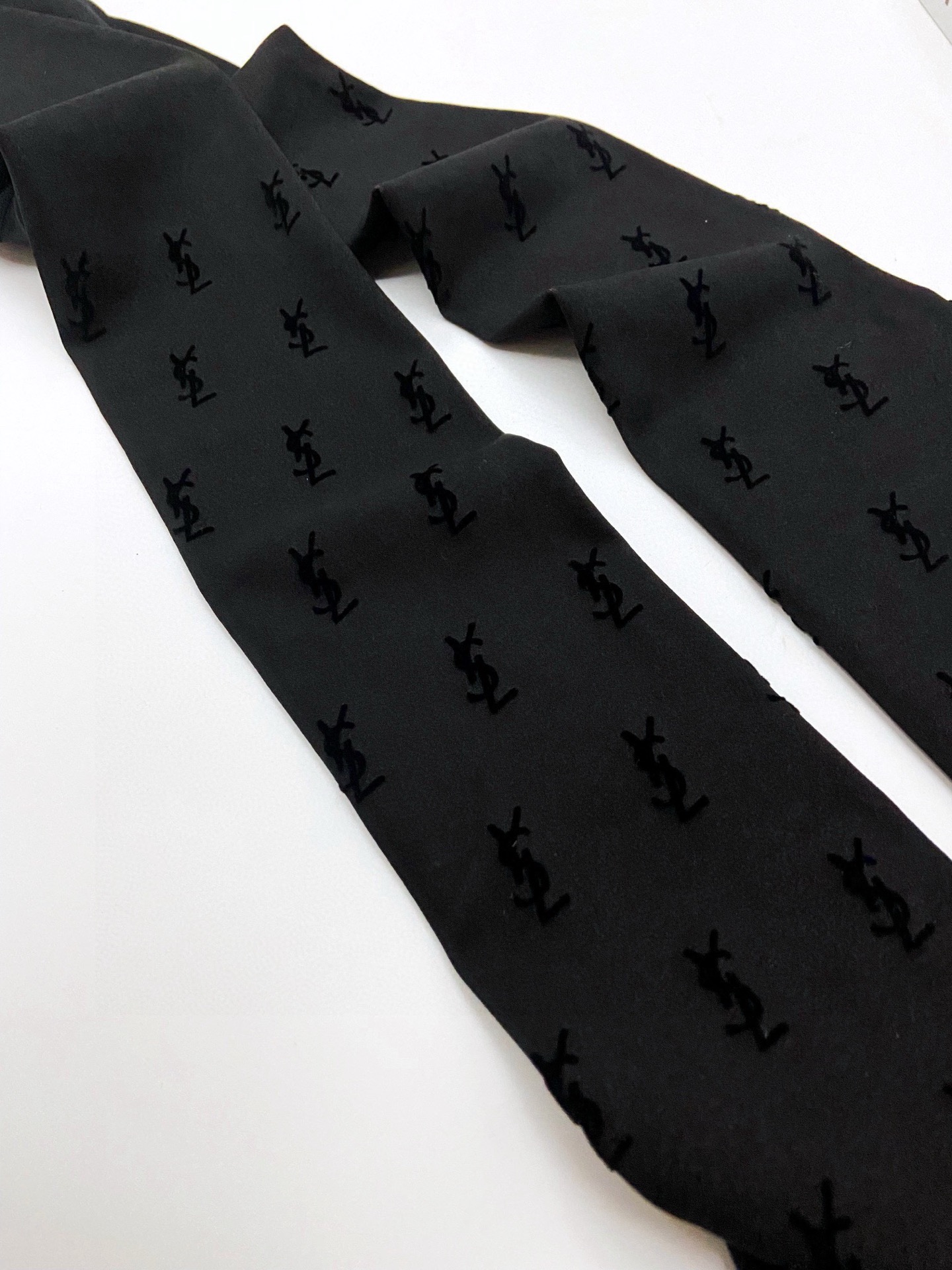 【加厚款】
 配包装
🌟【一盒一双】
🌟YSL 圣罗兰 ins爆款，秋冬加厚加绒丝袜 ，水光黑丝透肤打底