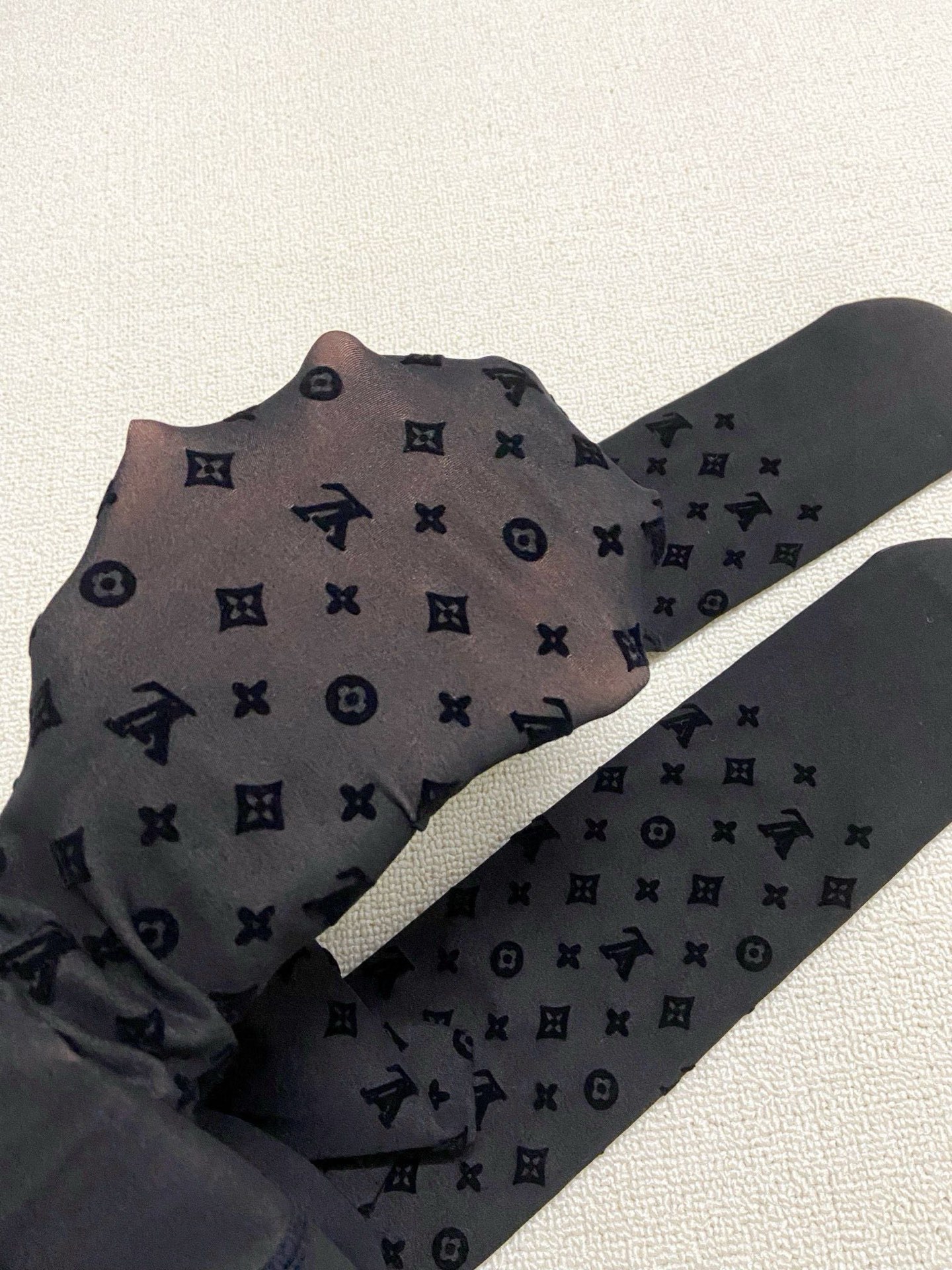 【加厚款】
 配包装
🌟【一盒一双】
🌟LV 路易威登 ins爆款，秋冬加厚丝袜 ，水光黑丝透肤打底连裤
