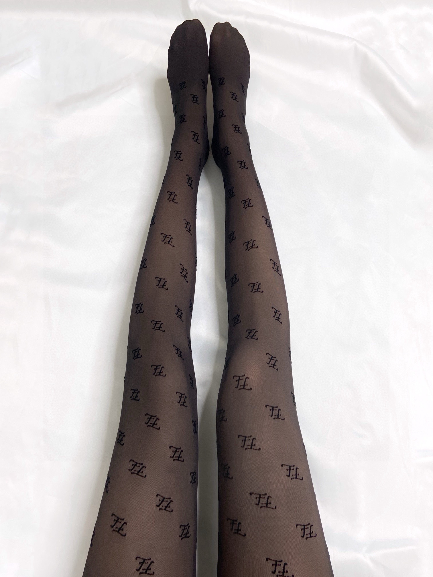 【加厚款】
 配包装
🌟【一盒一双】
🌟Fendi 芬迪 ins爆款，秋冬加厚小F植绒加厚丝袜 连裤袜🌟