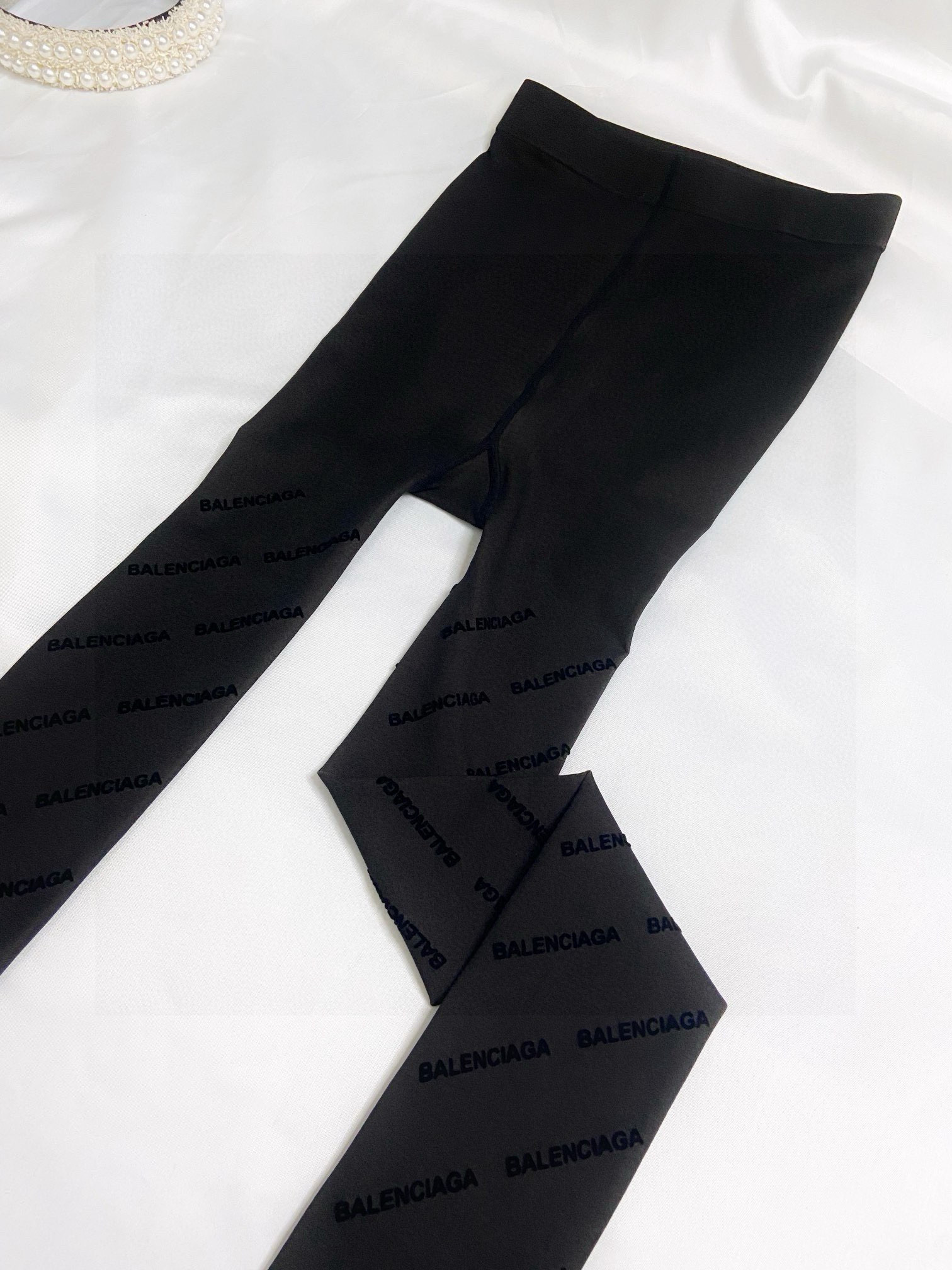  配包装
🌟【一盒一双】
🌟Balenciaga  巴黎世家 ins爆款，秋冬加厚字母植绒丝袜 连裤袜🌟