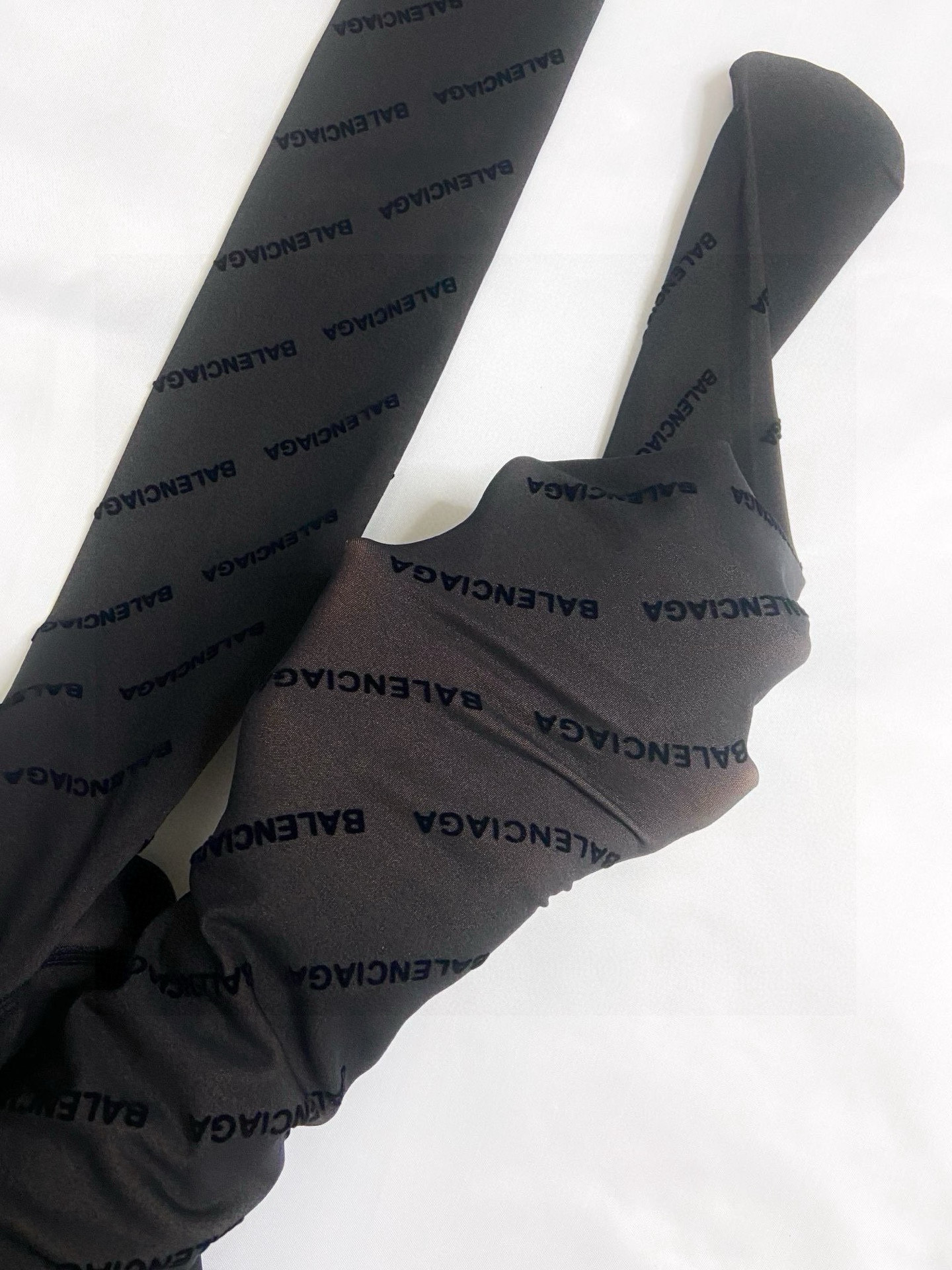  配包装
🌟【一盒一双】
🌟Balenciaga  巴黎世家 ins爆款，秋冬加厚字母植绒丝袜 连裤袜🌟