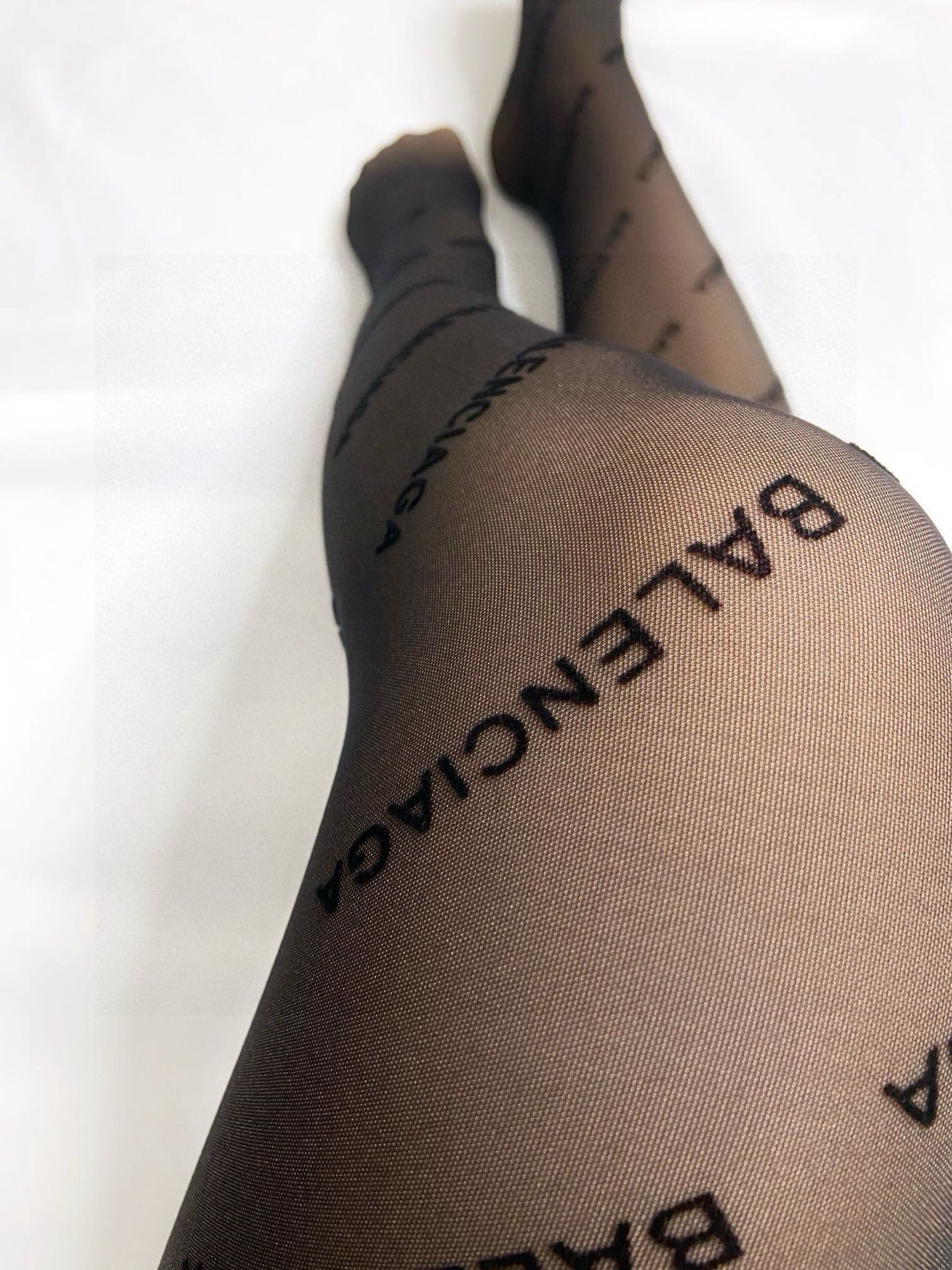  配包装
🌟【一盒一双】
🌟Balenciaga  巴黎世家 ins爆款，秋冬加厚字母植绒丝袜 连裤袜🌟