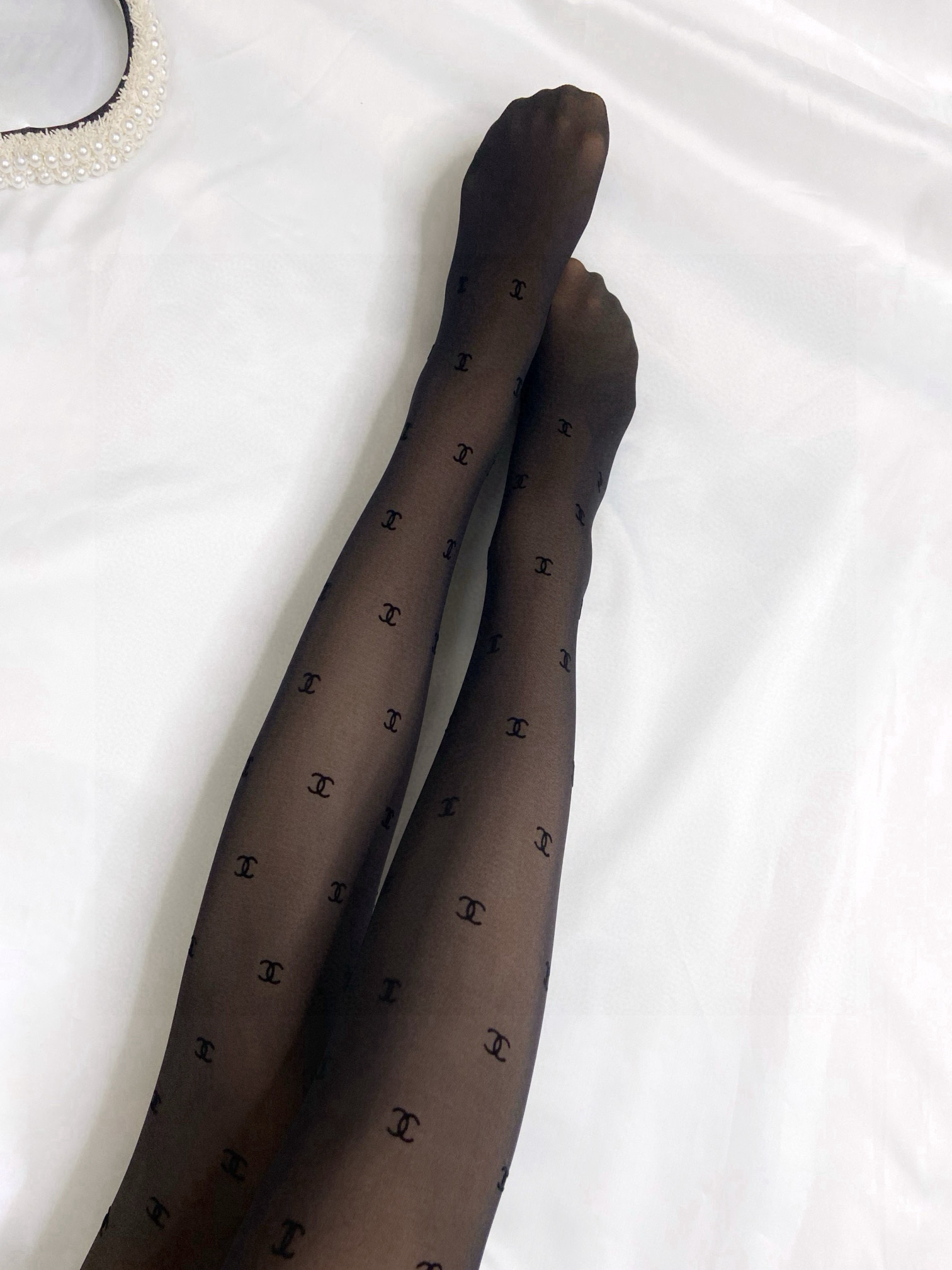 配包装
🌟【一盒一双】
🌟Chanel 香奈儿 ins爆款，秋冬加厚双C植绒加绒丝袜 加绒连裤袜🌟对版