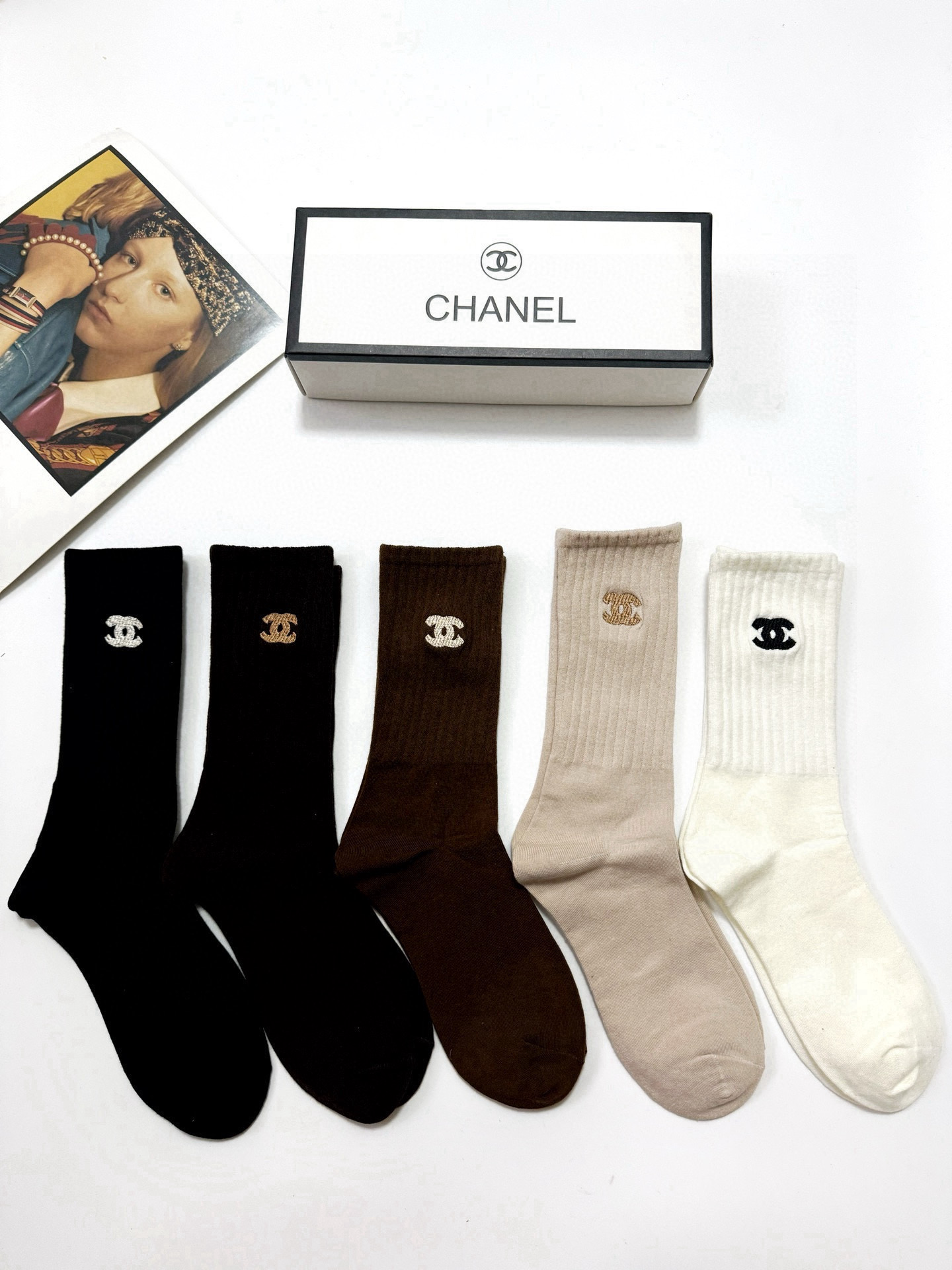 配包装
🌟【一盒5双】
🌟 Chanel 香奈儿 经典字母刺绣 logo纯棉 中筒袜  
🌟经典配色个