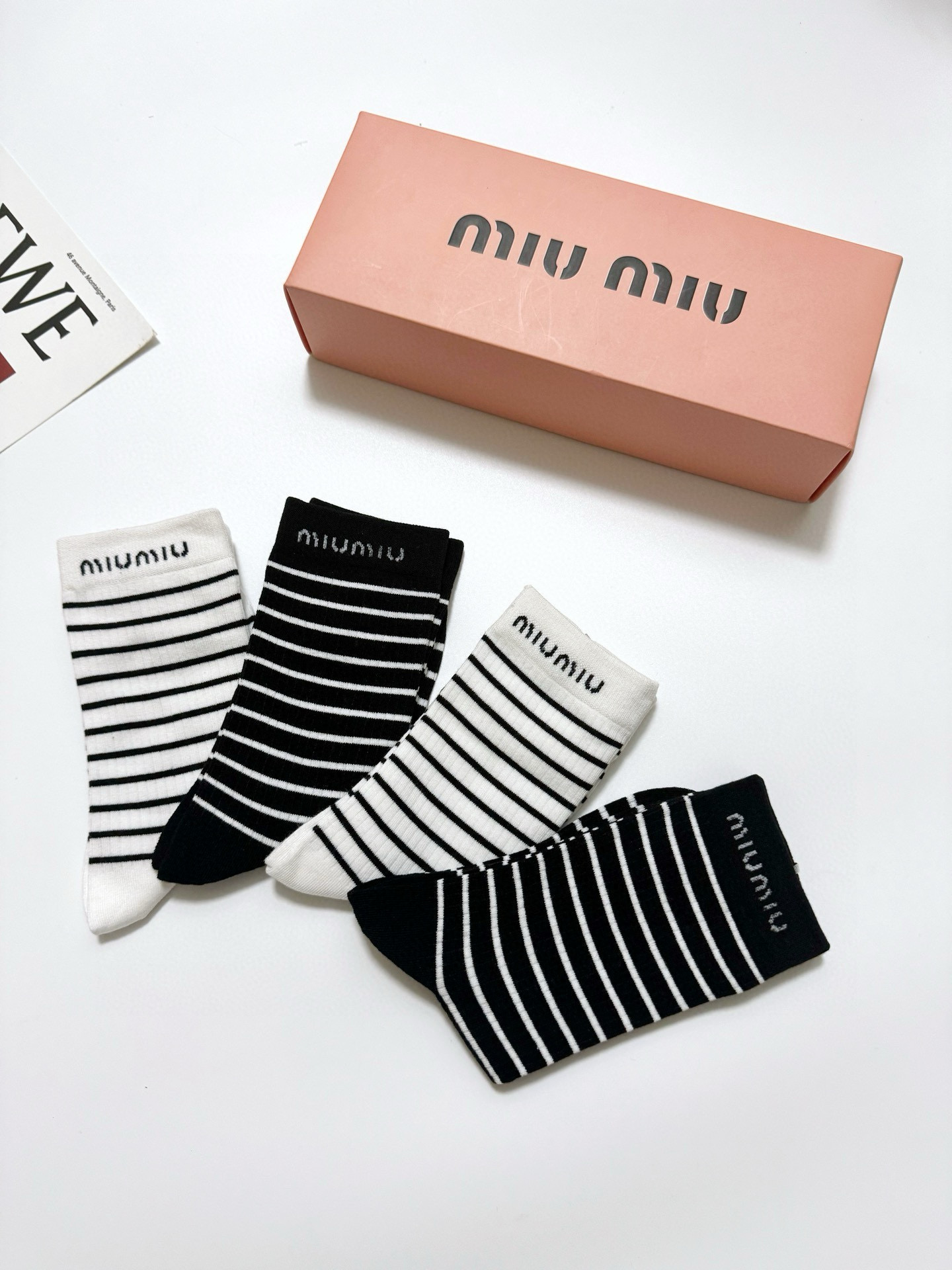  配包装
🌟【一盒4 双】
 🌟缪缪 miumiu 经典字母logo 纯棉中筒袜   ，ins超火爆小腿