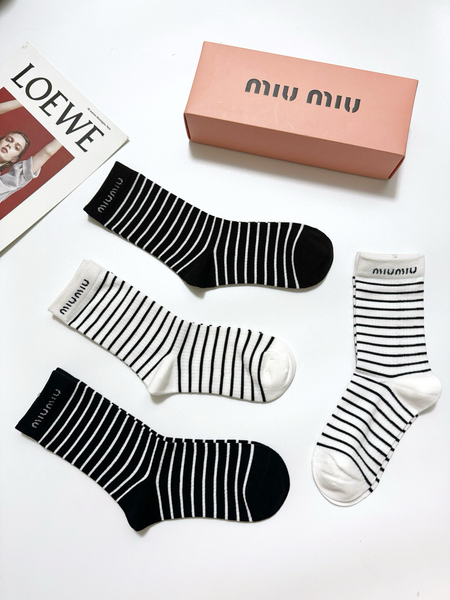  配包装
🌟【一盒4 双】
 🌟缪缪 miumiu 经典字母logo 纯棉中筒袜   ，ins超火爆小腿