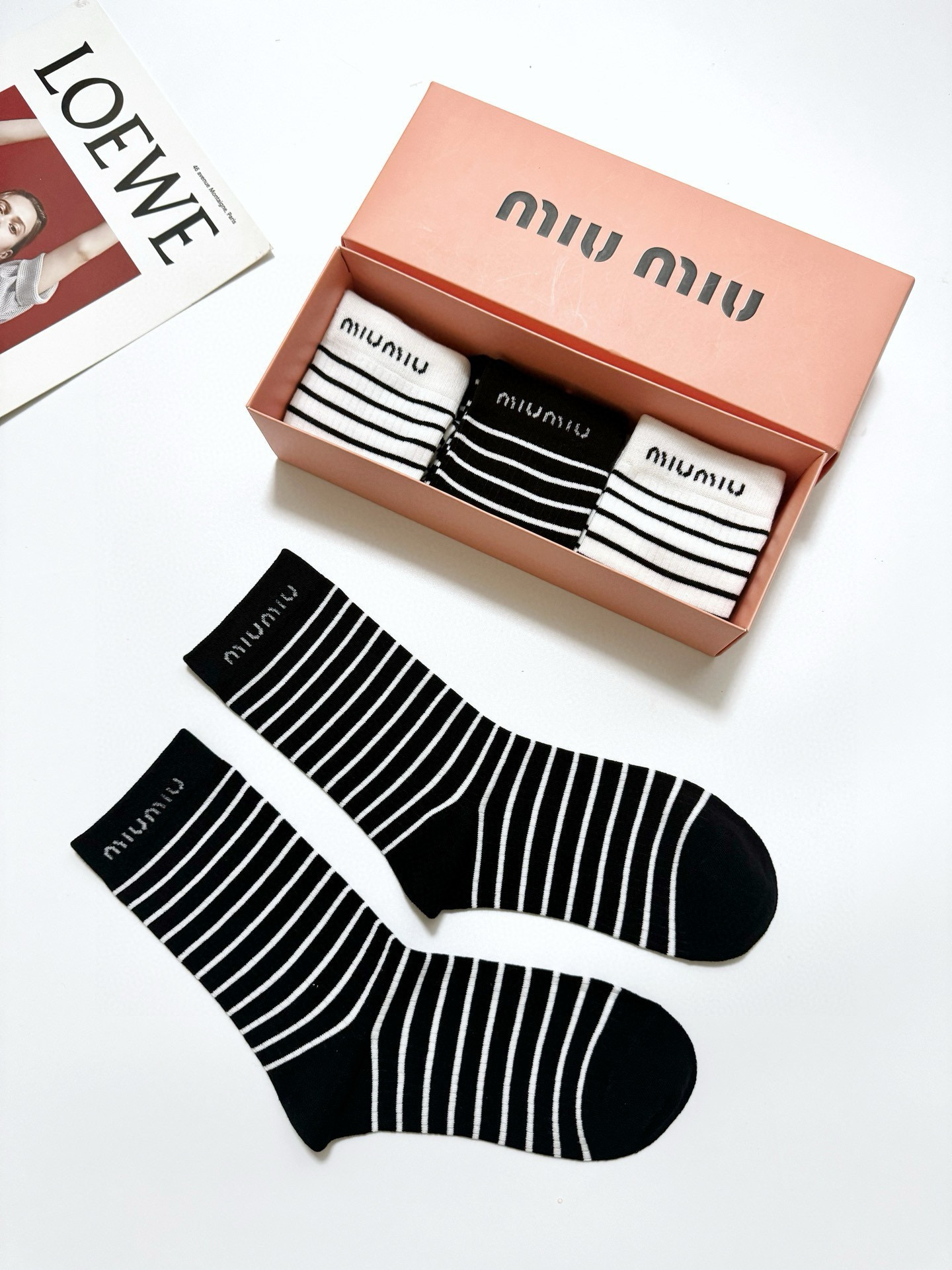  配包装
🌟【一盒4 双】
 🌟缪缪 miumiu 经典字母logo 纯棉中筒袜   ，ins超火爆小腿