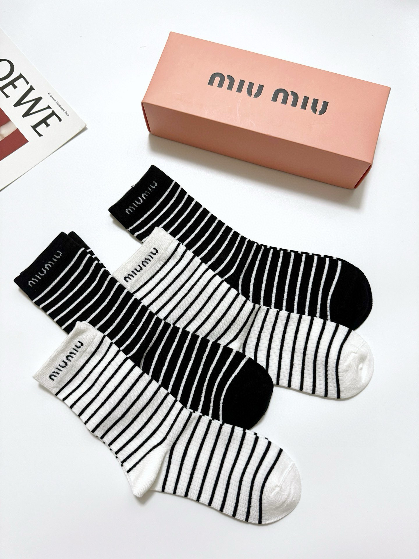  配包装
🌟【一盒4 双】
 🌟缪缪 miumiu 经典字母logo 纯棉中筒袜   ，ins超火爆小腿