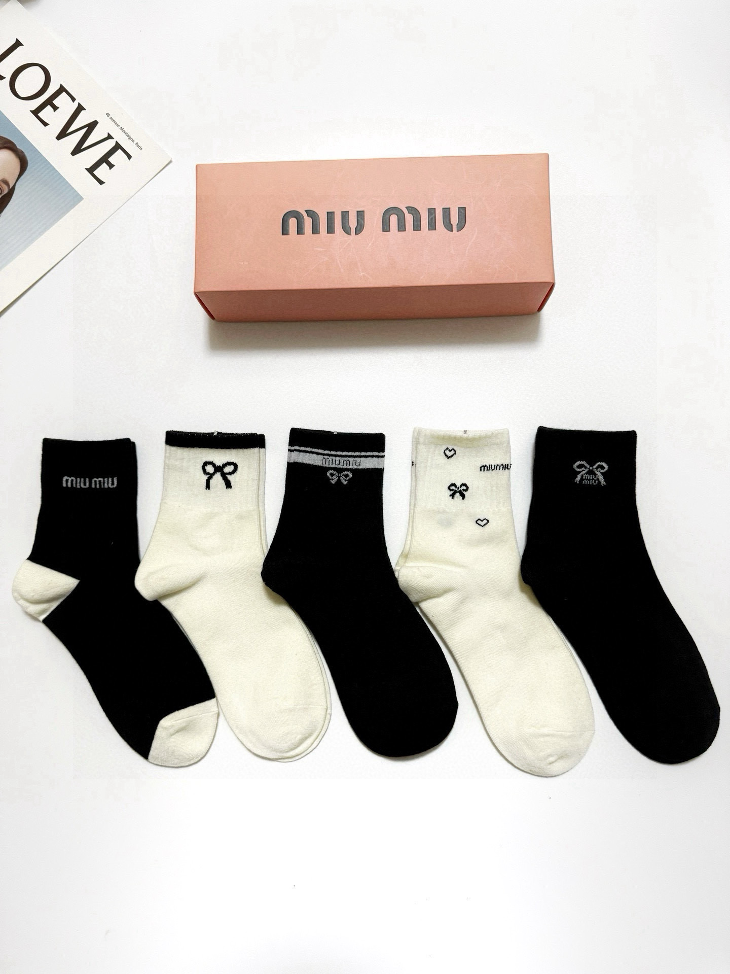 配包装
🌟【一盒5 双】
 🌟缪缪 miumiu 经典字母logo 纯棉中筒袜   ，ins超火爆小腿