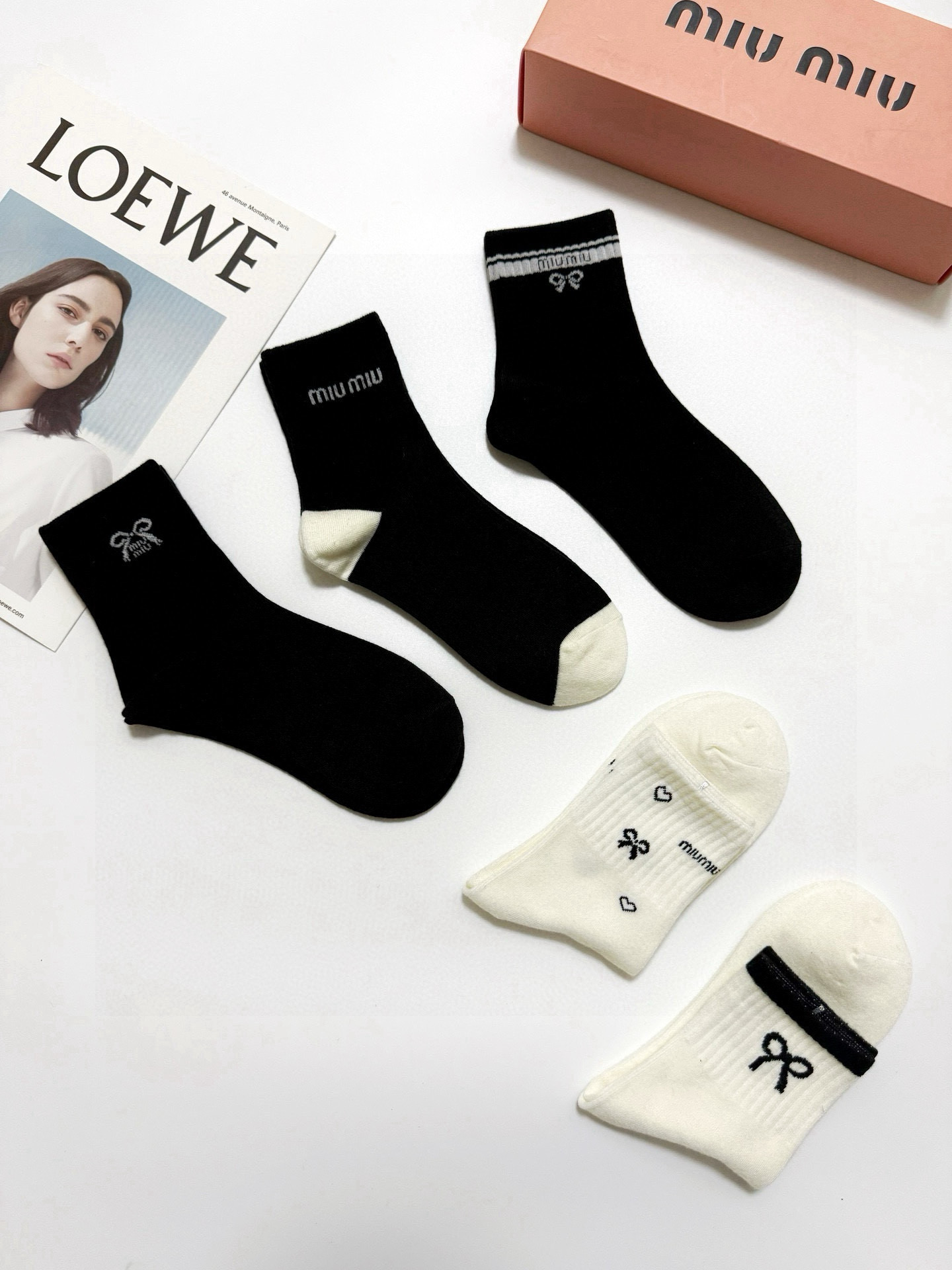  配包装
🌟【一盒5 双】
 🌟缪缪 miumiu 经典字母logo 纯棉中筒袜   ，ins超火爆小腿