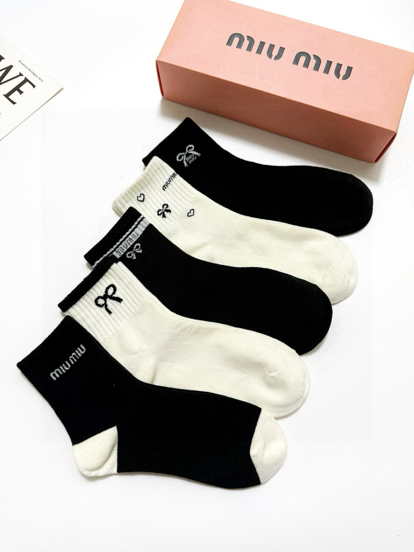  配包装
🌟【一盒5 双】
 🌟缪缪 miumiu 经典字母logo 纯棉中筒袜   ，ins超火爆小腿