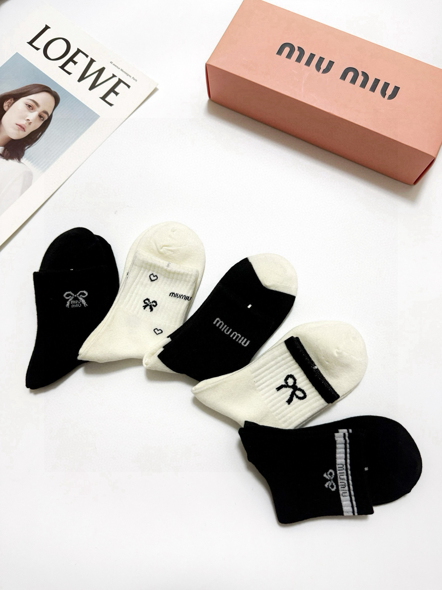  配包装
🌟【一盒5 双】
 🌟缪缪 miumiu 经典字母logo 纯棉中筒袜   ，ins超火爆小腿