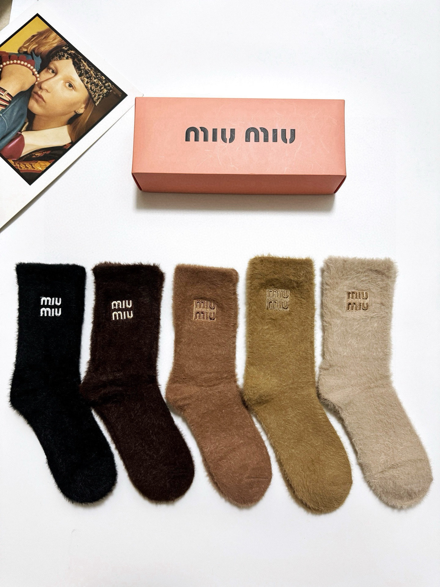  配包装
🌟【一盒5 双】
🌟缪缪 miumiu 欧美大牌 经典字母 logo 水貂绒中筒袜  ！超级软