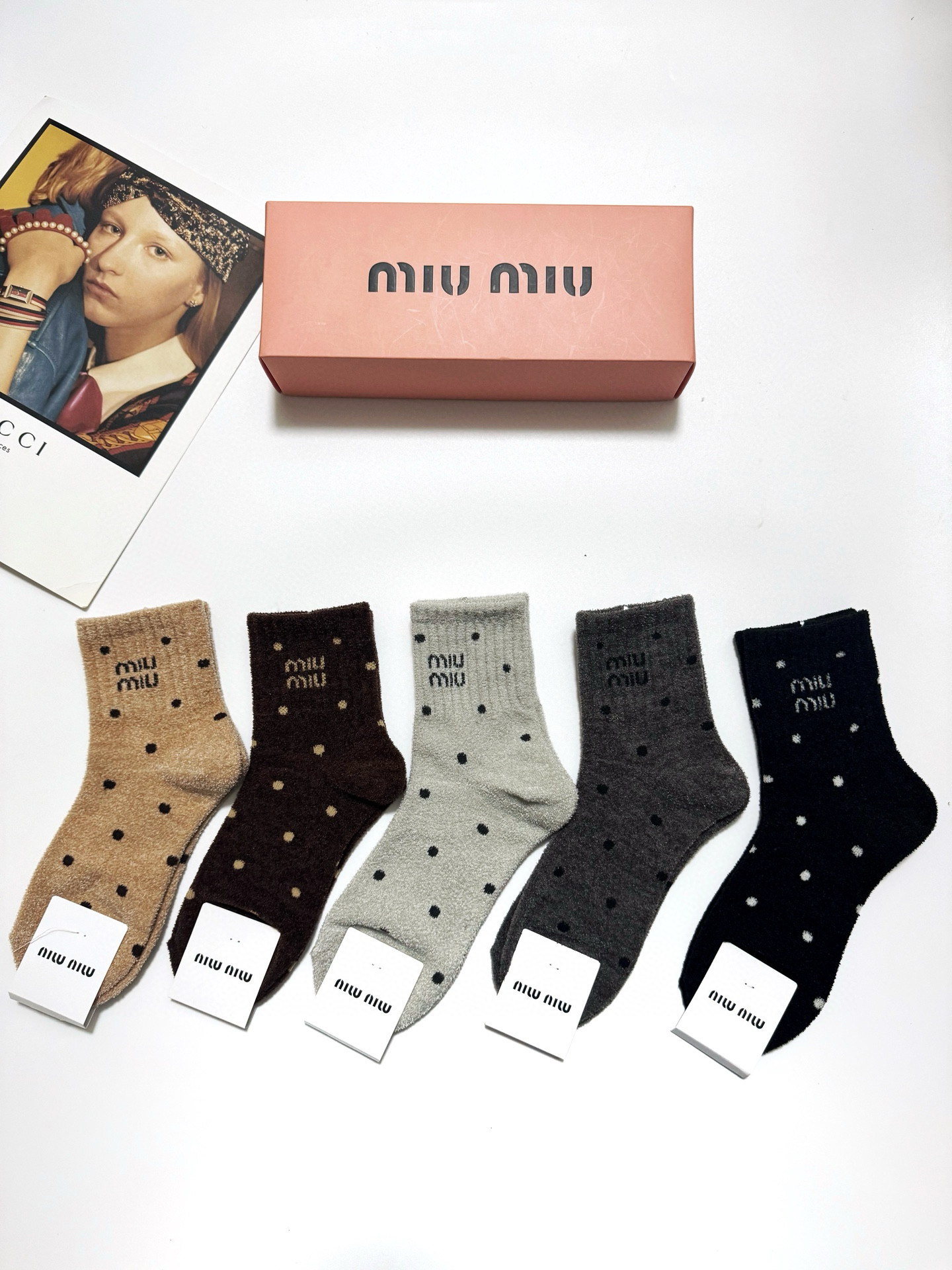   配包装
🌟【一盒5 双】
🌟缪缪 miumiu 经典字母 logo珊瑚绒中筒袜  ！超级软糯亲肤！
