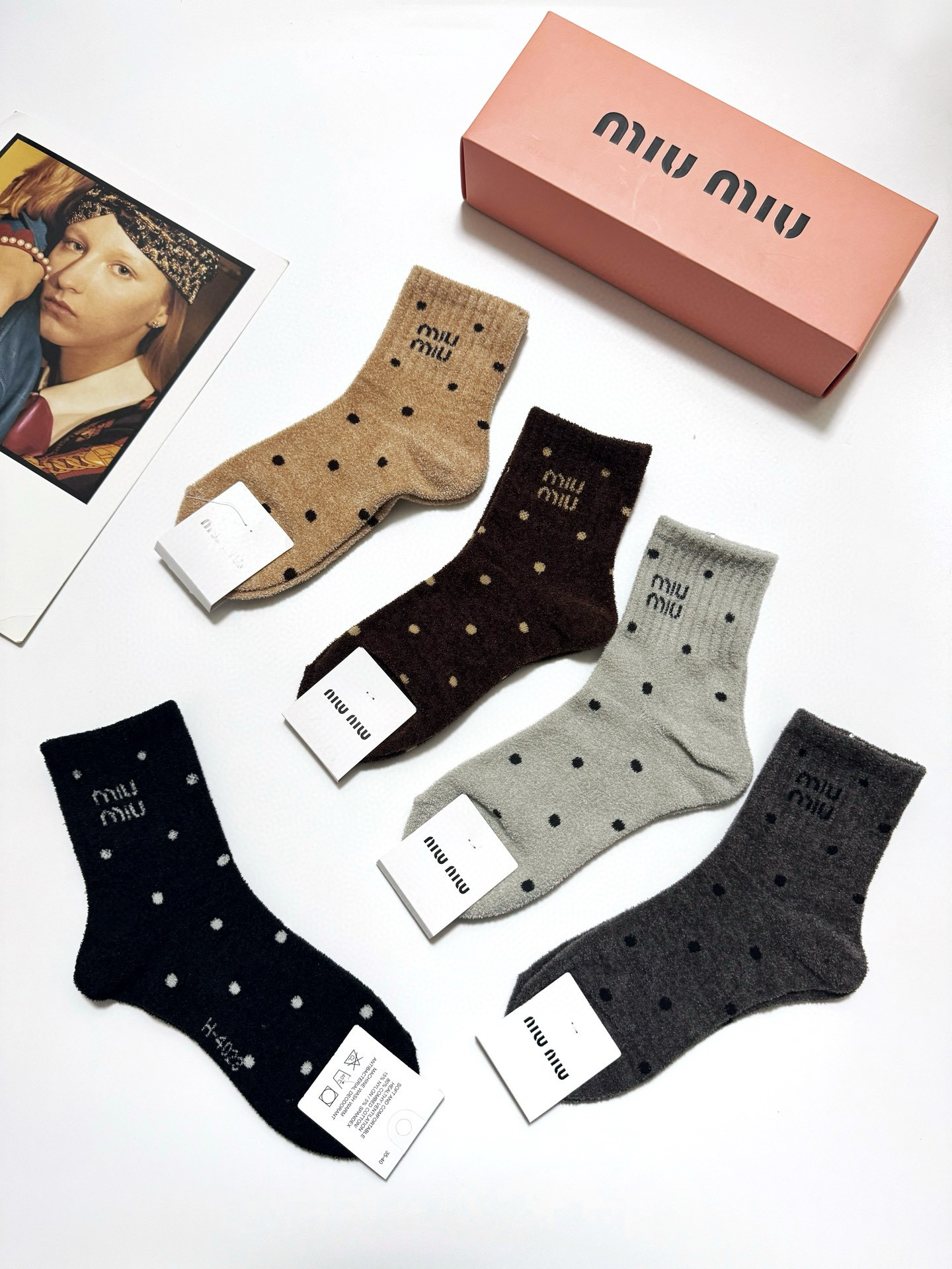   配包装
🌟【一盒5 双】
🌟缪缪 miumiu 经典字母 logo珊瑚绒中筒袜  ！超级软糯亲肤！

