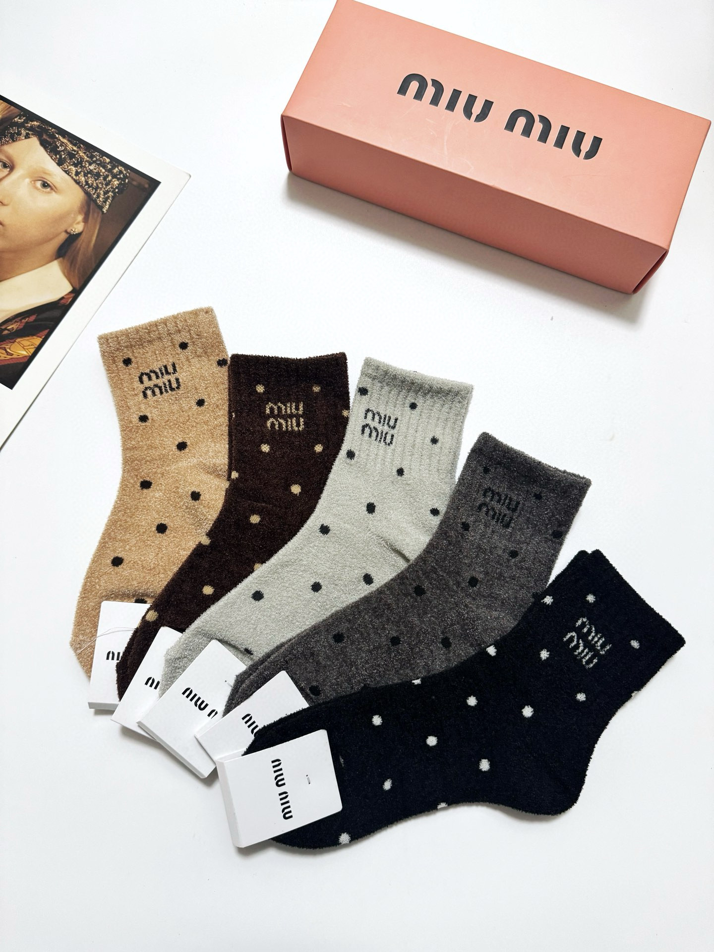   配包装
🌟【一盒5 双】
🌟缪缪 miumiu 经典字母 logo珊瑚绒中筒袜  ！超级软糯亲肤！

