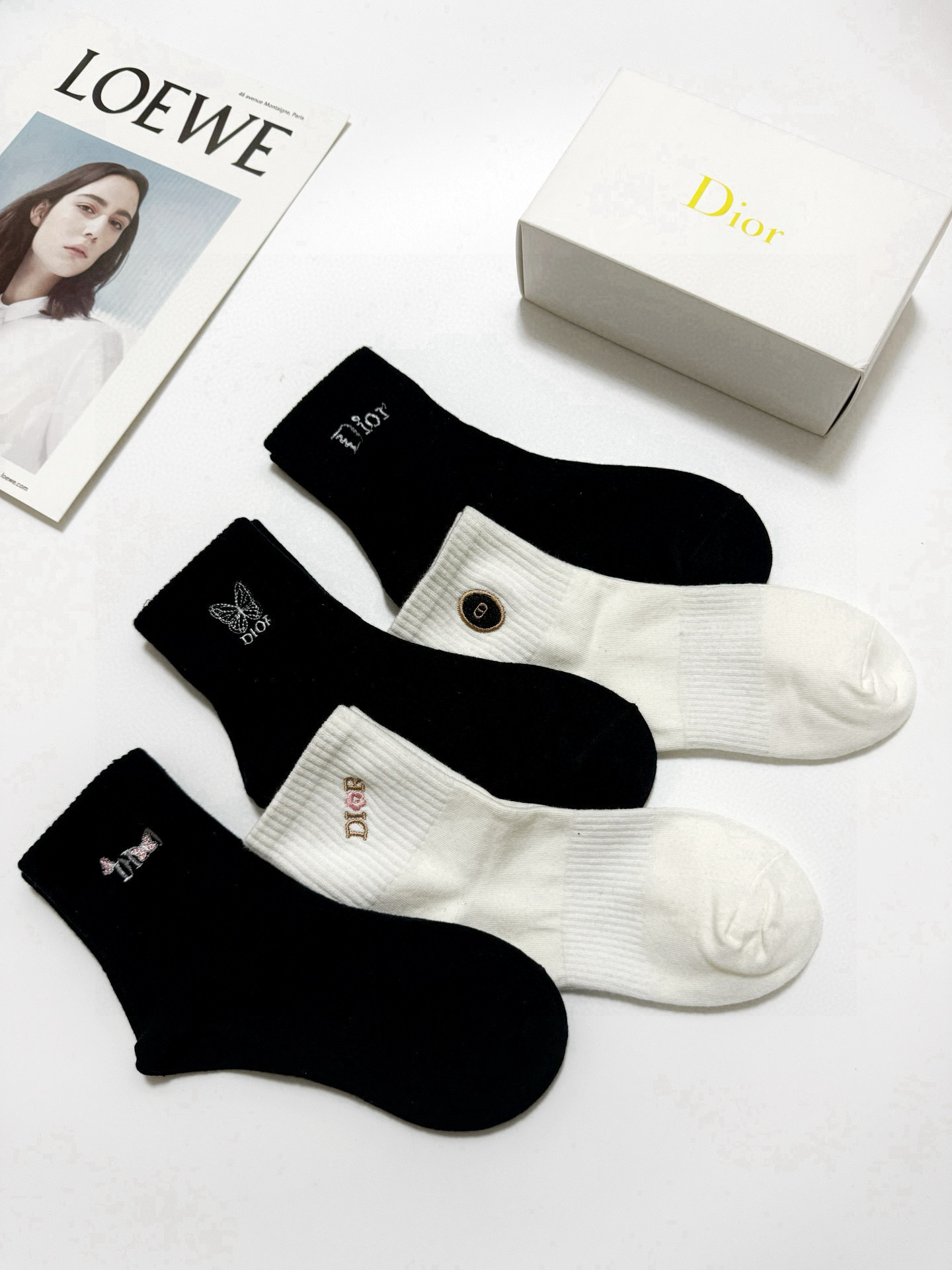  配包装
🌟【一盒5双】
 🌟Dior 迪奥 欧美潮牌 经典刺绣字母logo 中筒袜  ，ins超火爆纯