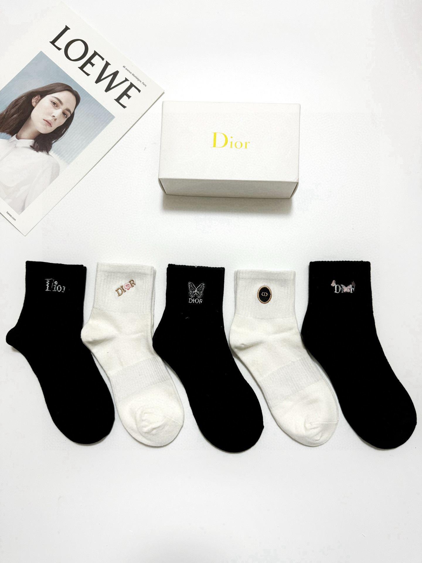  配包装
🌟【一盒5双】
 🌟Dior 迪奥 欧美潮牌 经典刺绣字母logo 中筒袜  ，ins超火爆纯